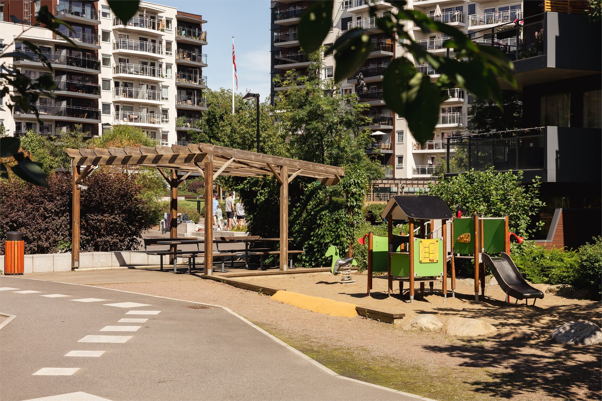 Det er felles plantekasser som man kan dyrke egne urter, planter og frukttrær i.