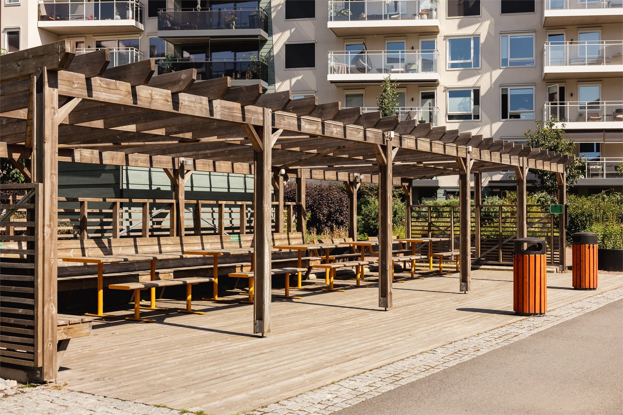 Felles sittegrupper i bakgården.