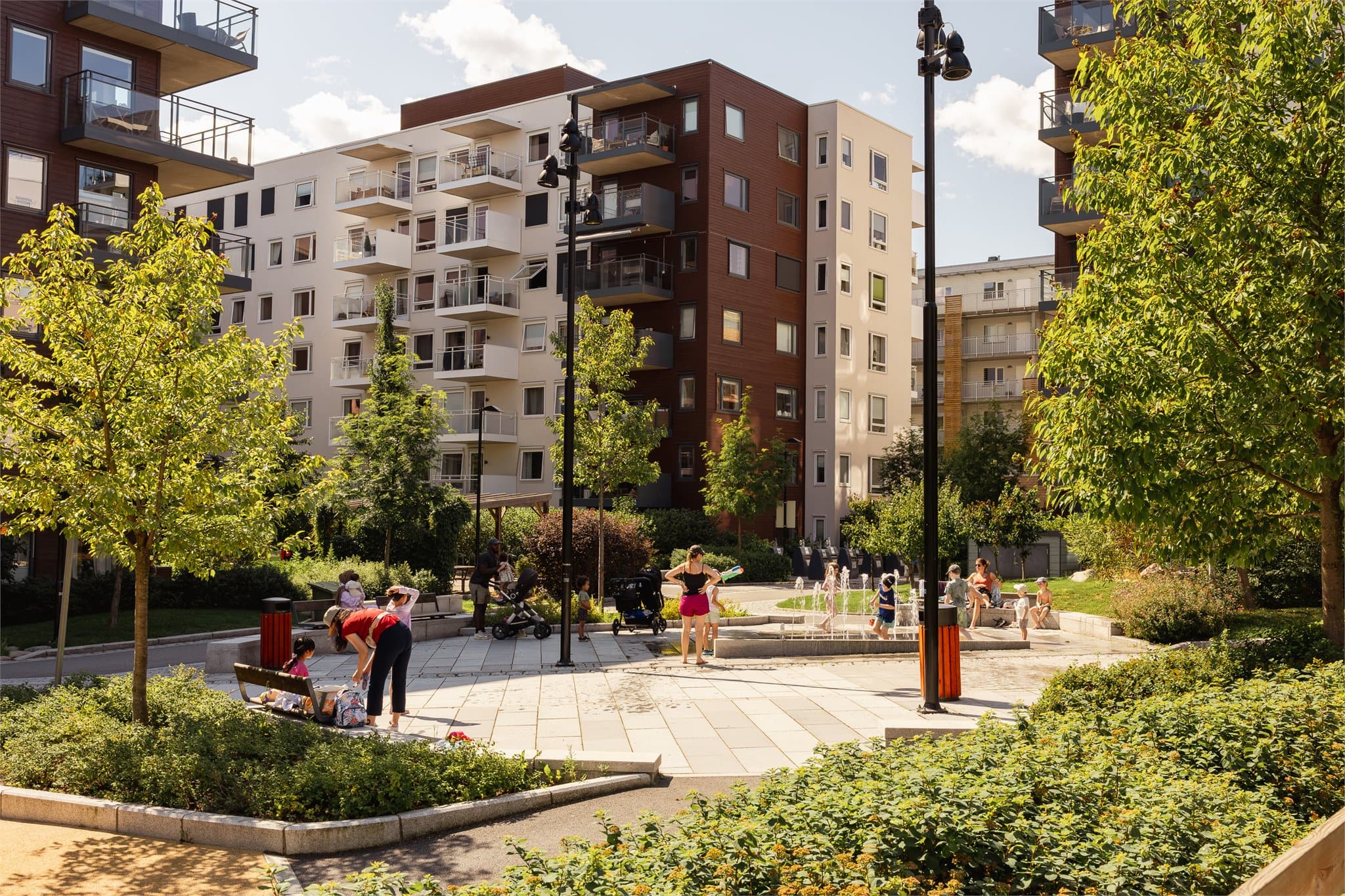 Koselig bakgård med felles pergola med grill som kan benyttes av beboere.