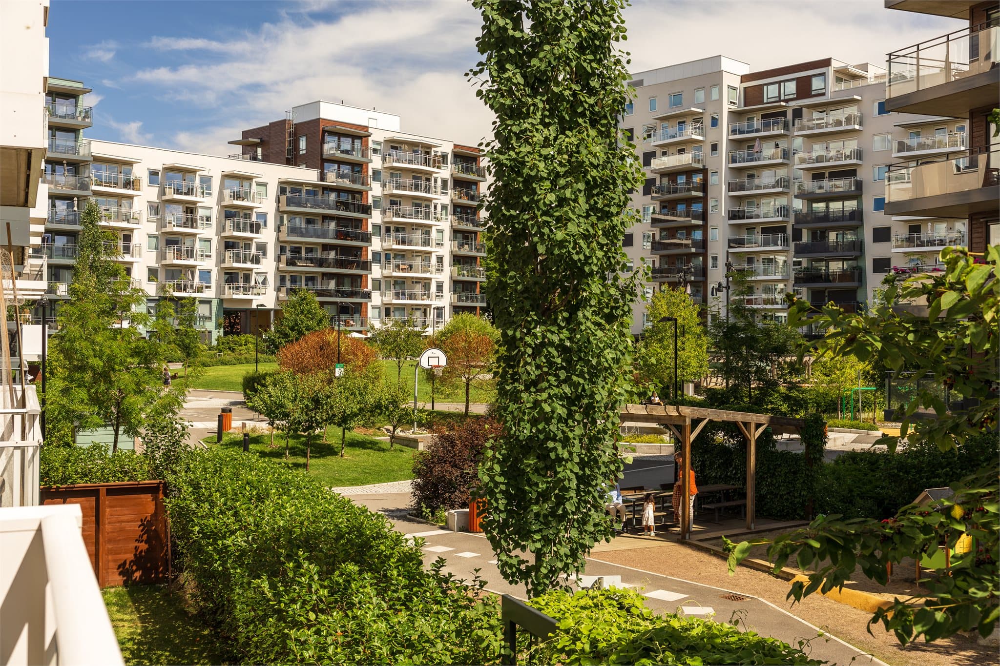 Skjermet, grønn bakgård som benyttes av beboerne. Utsikt fra balkongen.