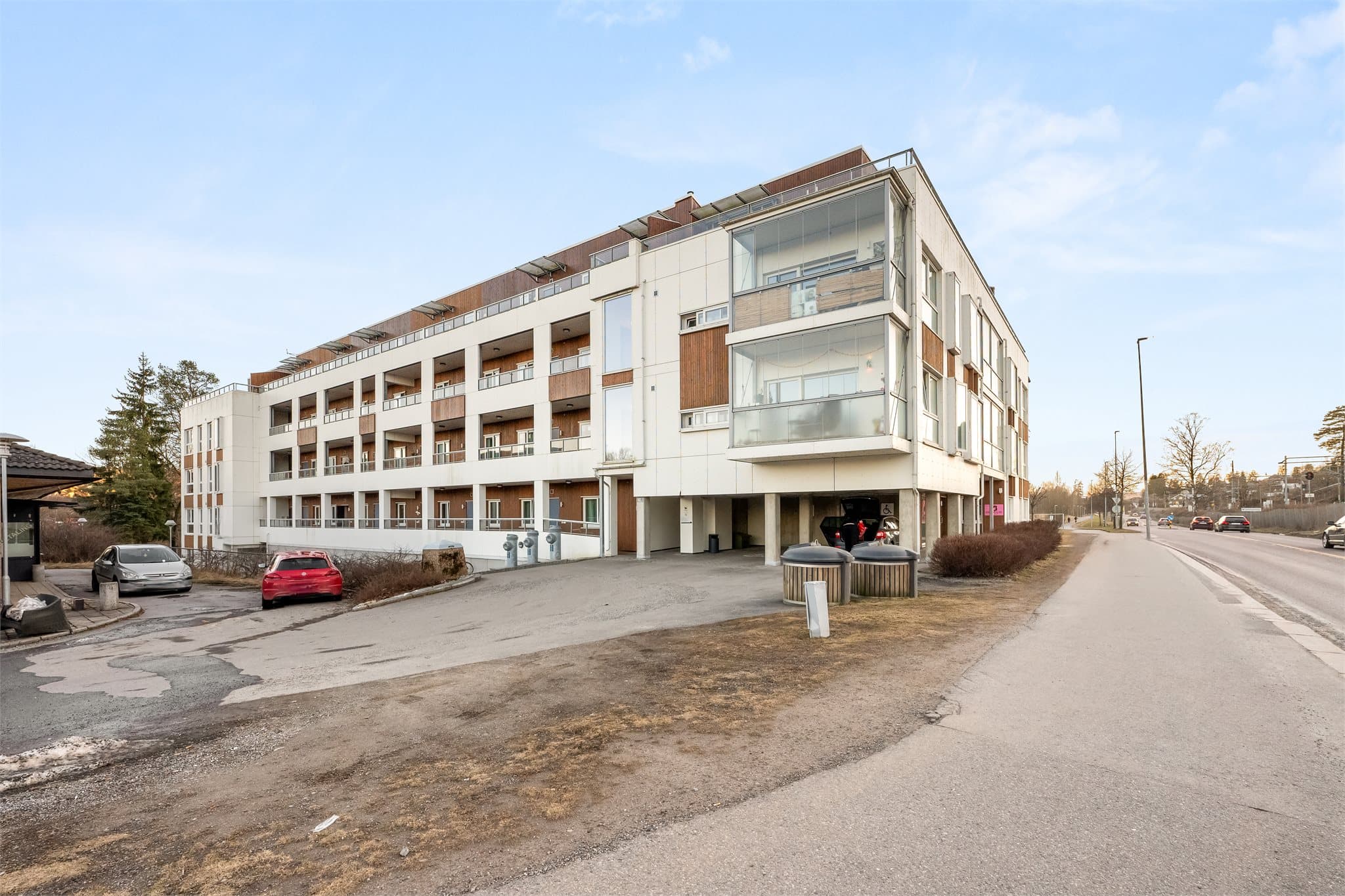 Fra boligen er det gangavstand til kjøpesenter, bussholdeplass og togstasjon, samt kort vei til treningssentre, spisesteder og populære turområder.