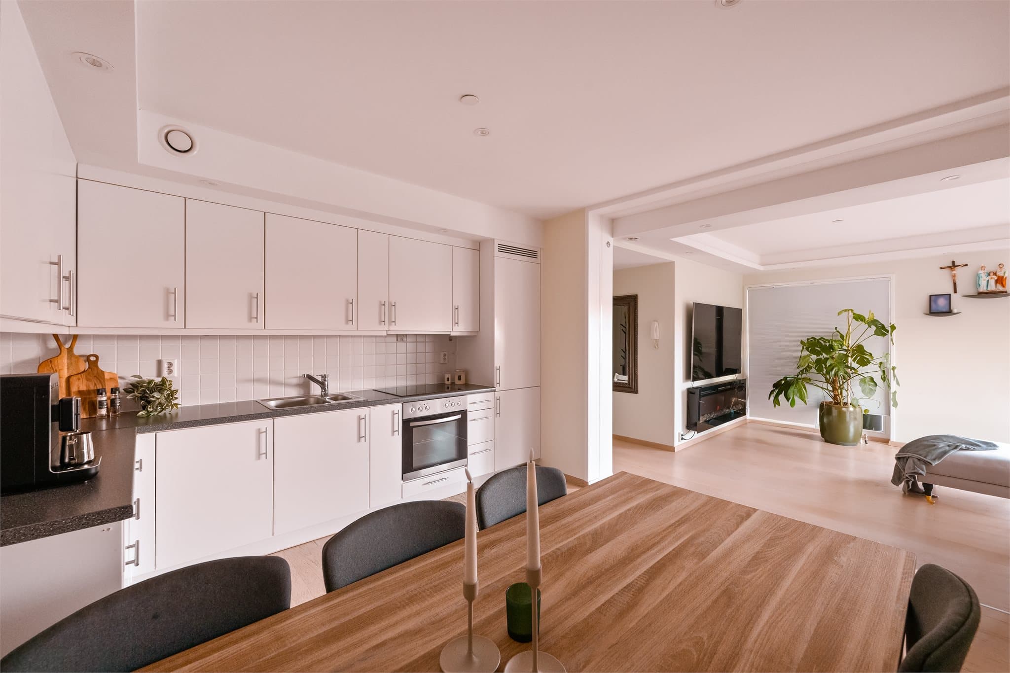 Åpen stue/kjøkken-løsning.