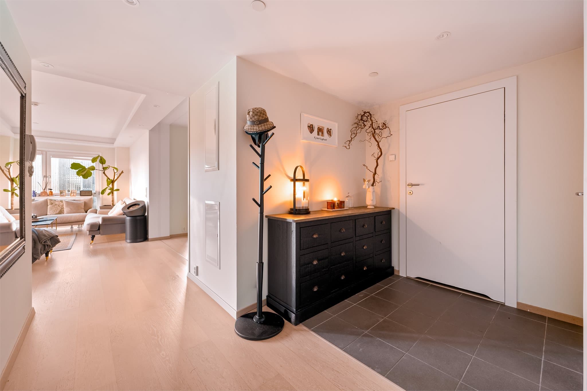 Velkommen inn! Innbydende og romslig entre med bod i tilknytning.