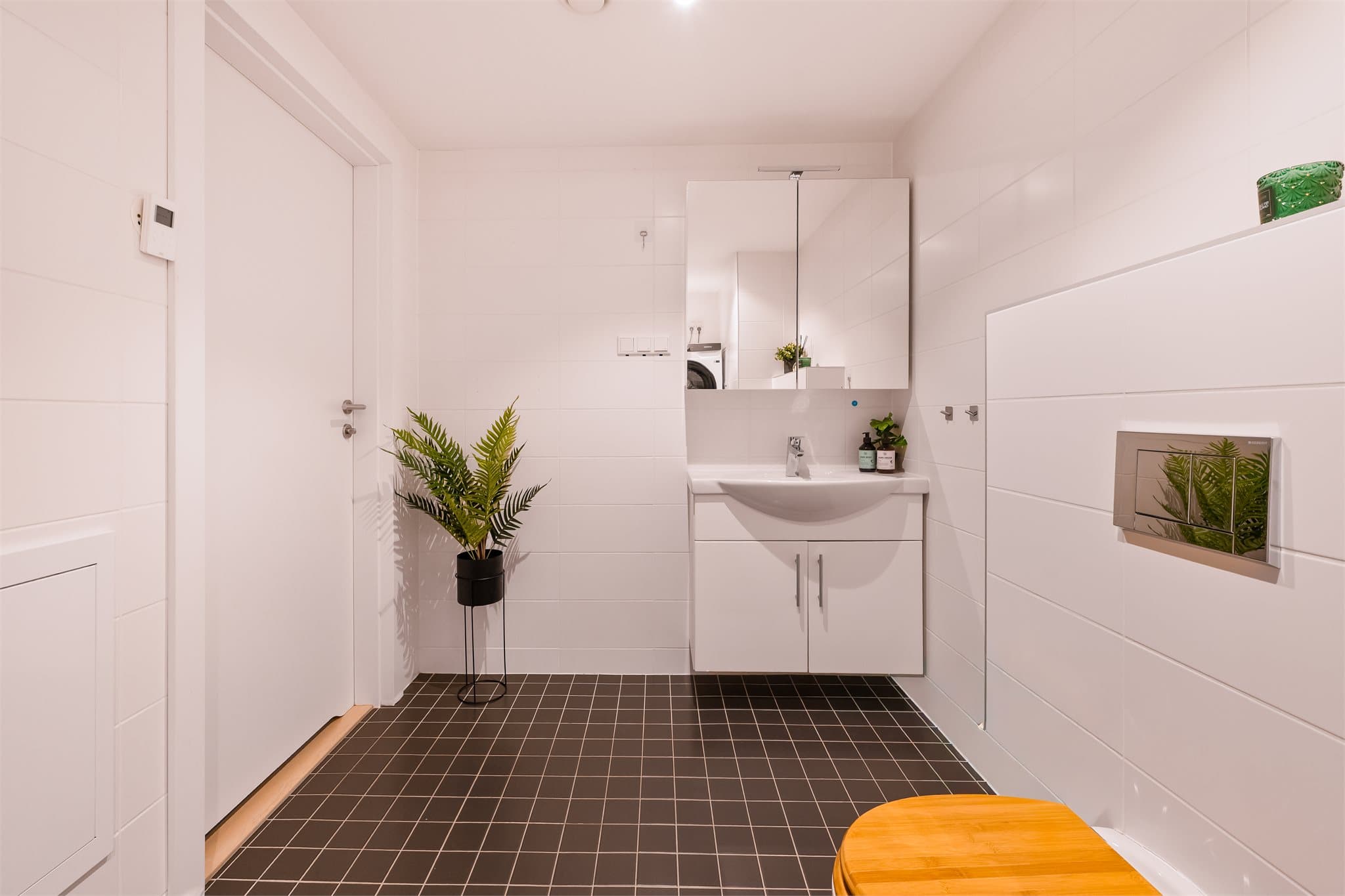 Delikat, flislagt baderom med gulvvarme.