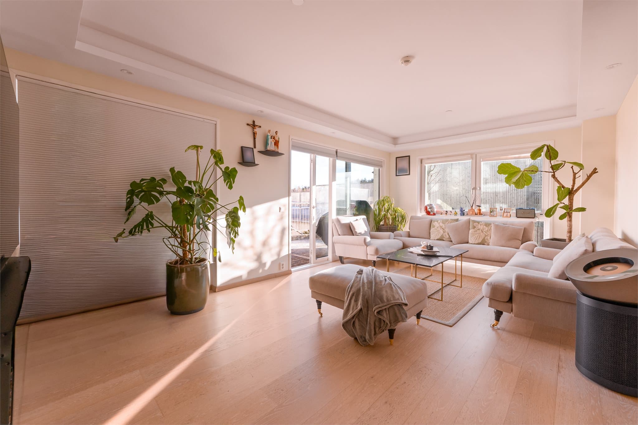 Store vinduer fra flere sider slipper inn godt med naturlig lys.