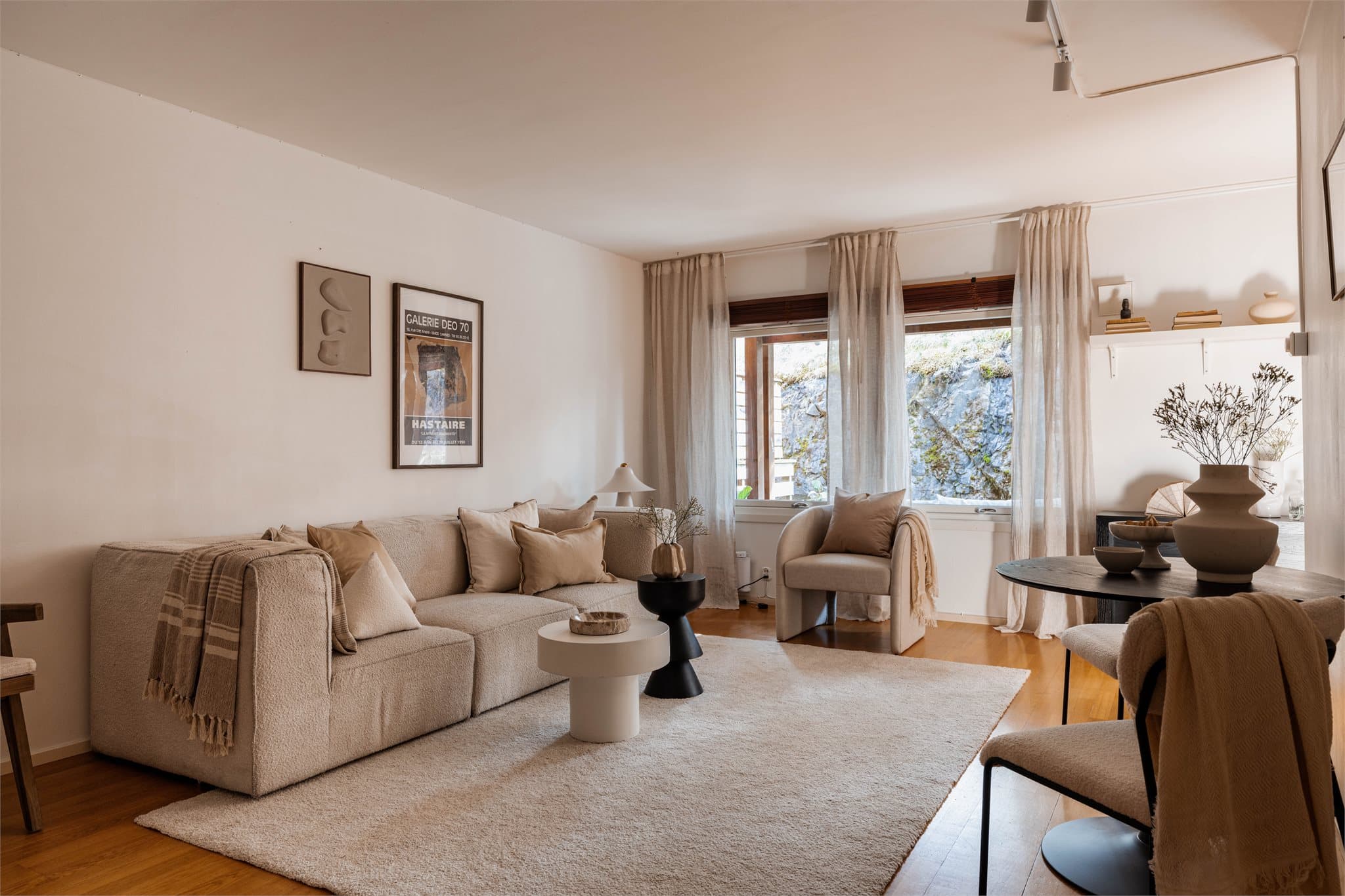 Stuen er lett å møblere, med plass til både sofagruppe og en egen spiseplass.