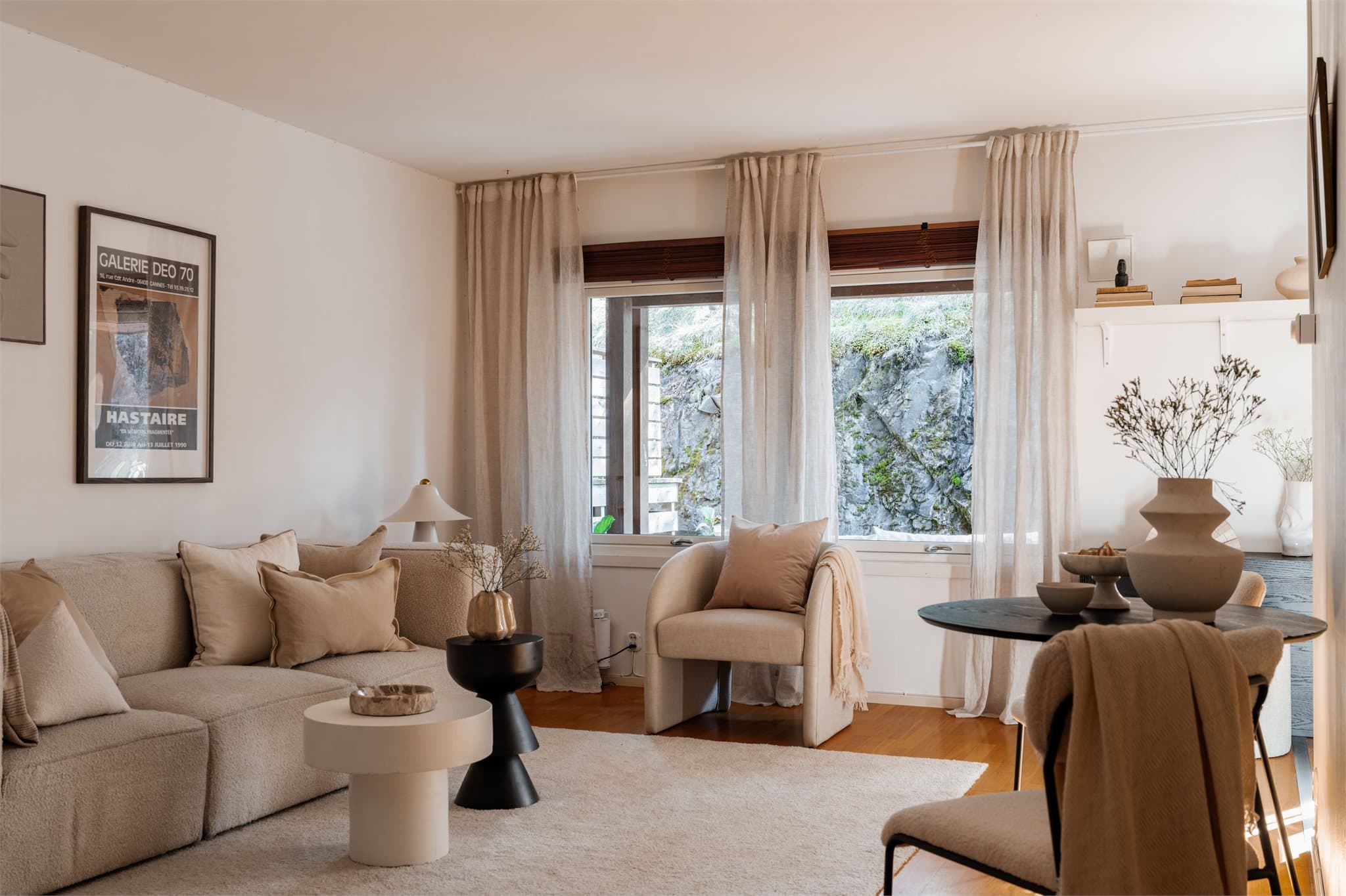 De brede vindusflatene gir godt med dagslys og en fin kontakt med de grønne, rolige omgivelsene utenfor.