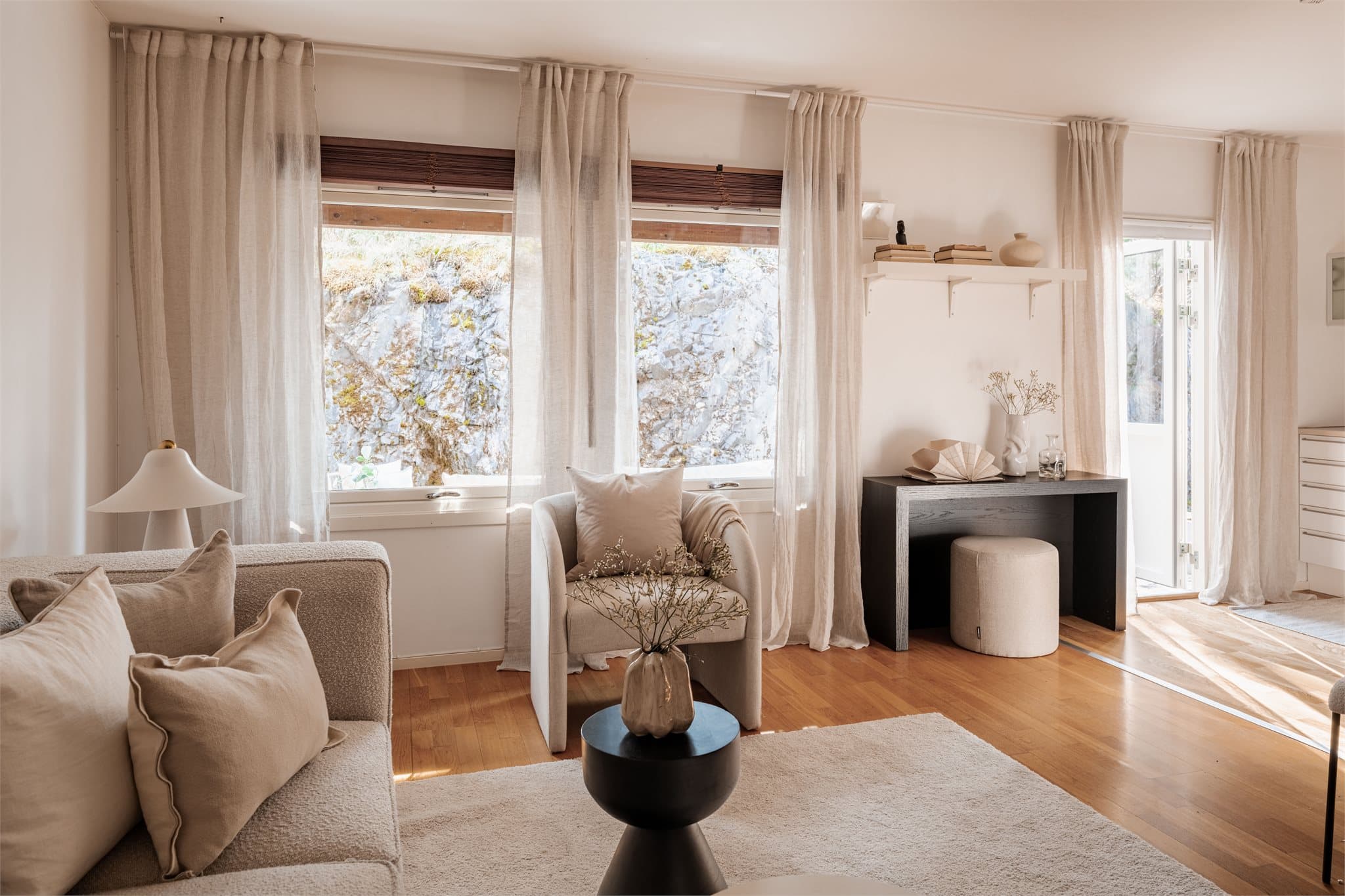 Gjennomgående eikeparkett i stue og kjøkken skaper en helhetlig og varm atmosfære.