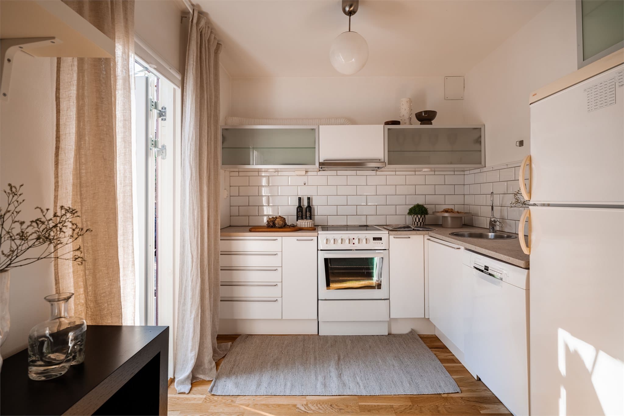 Kjøkkenet er praktisk utformet med en funksjonell innredning bestående av glatte fronter og nyere benkeplate i laminat.