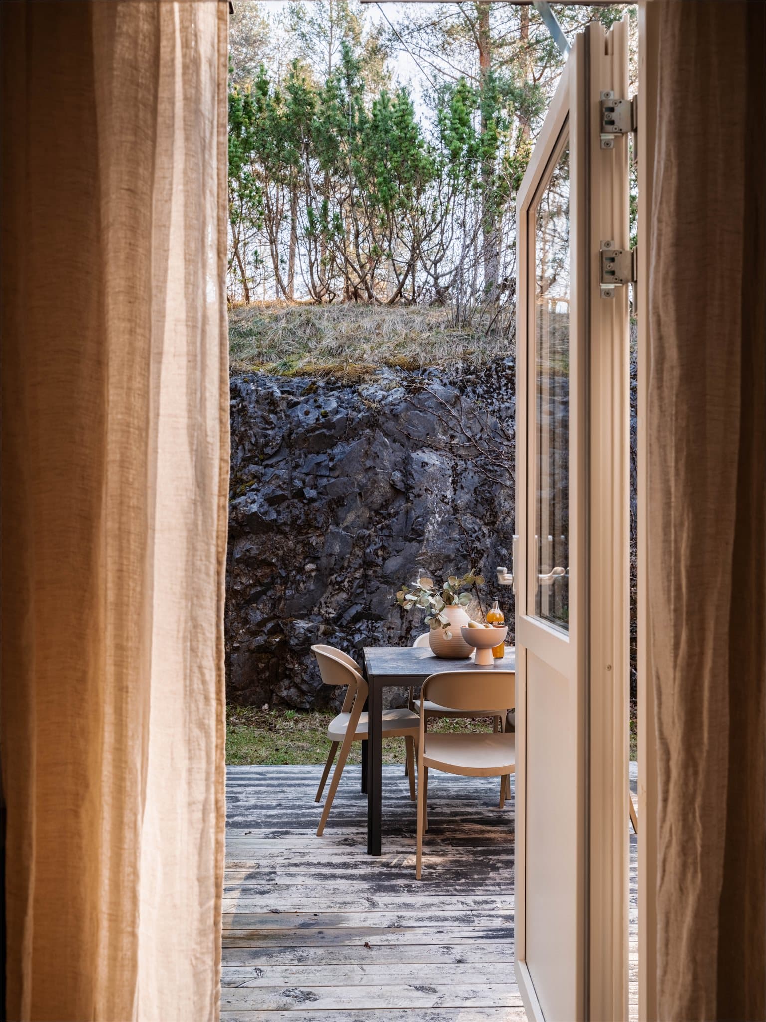 Terrassedøren fra 2026 åpner rett ut mot den private uteplassen og de grønne omgivelsene.