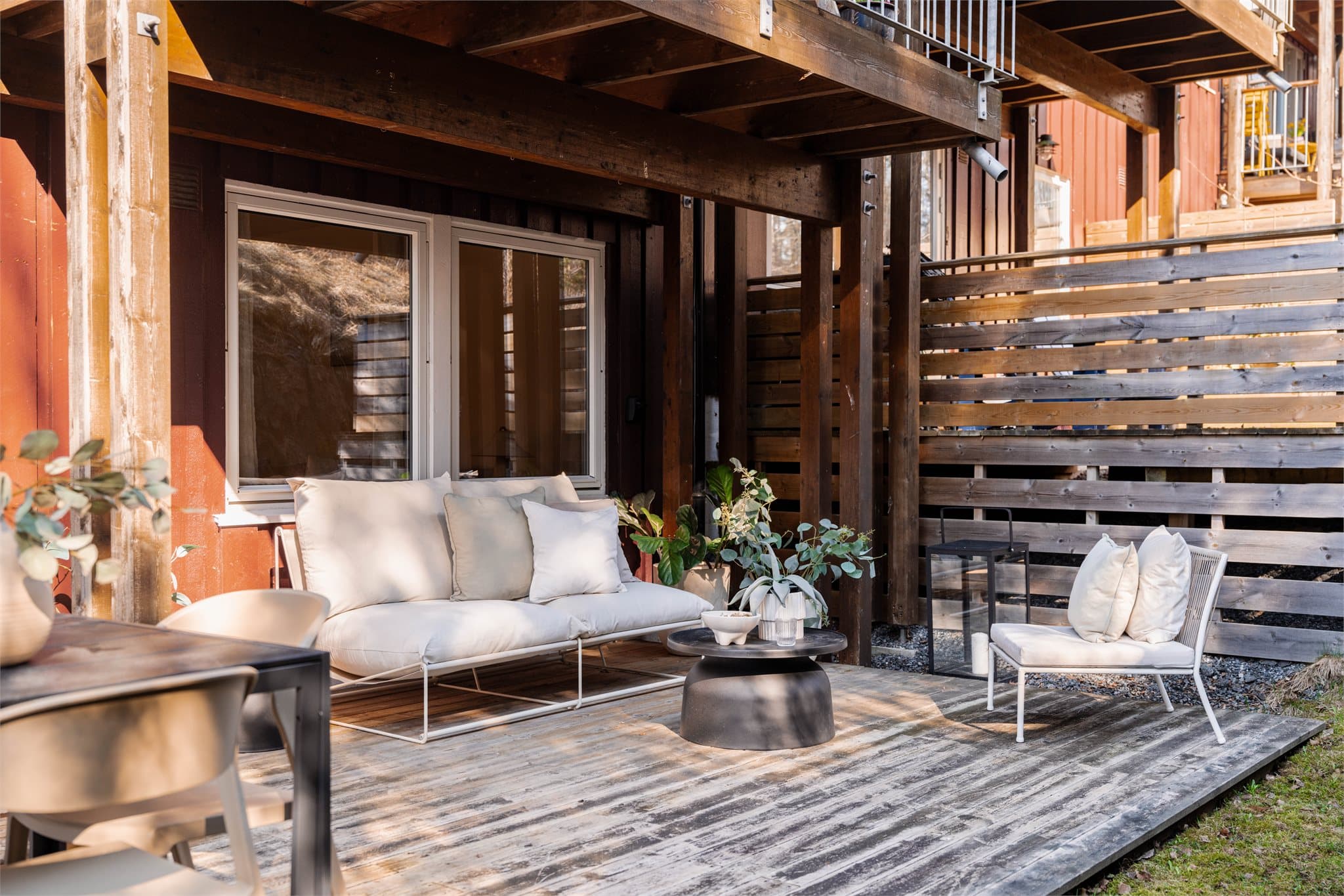 Her er det god plass til utemøbler, grill og sosiale sammenkomster.