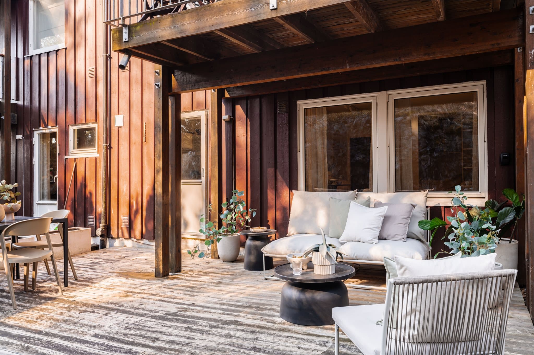 En arealeffektiv og godt utnyttet leilighet med romslig markterrasse, beliggende rolig og tilbaketrukket ved inngangen til Nordmarka.