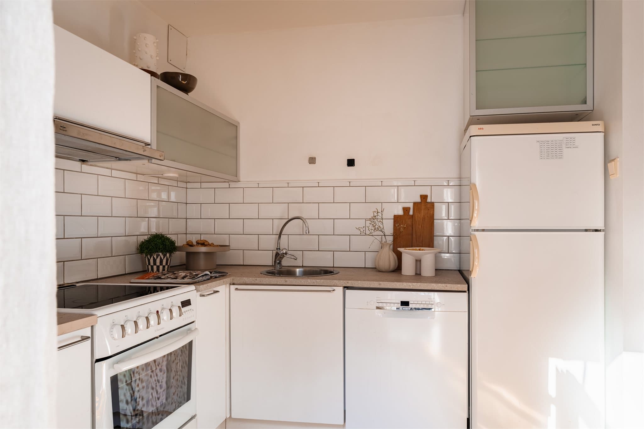 En effektiv løsning som utnytter plassen godt og gir gode arbeidsforhold. Gulvet på kjøkkenet er fra 2024.