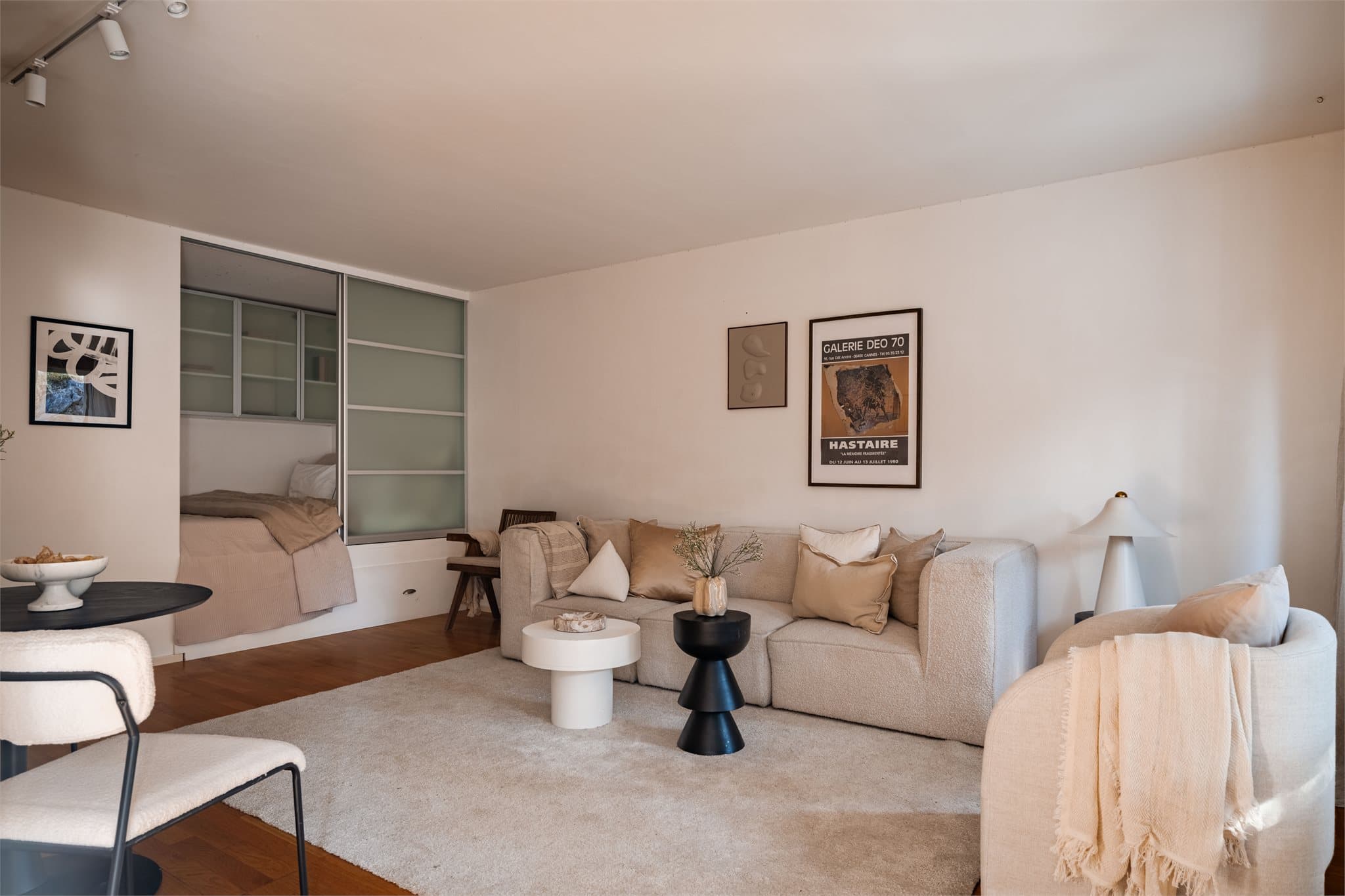 Den smarte sovealkoven kan enkelt skjermes fra stuen med skyvedører i frostet glass.