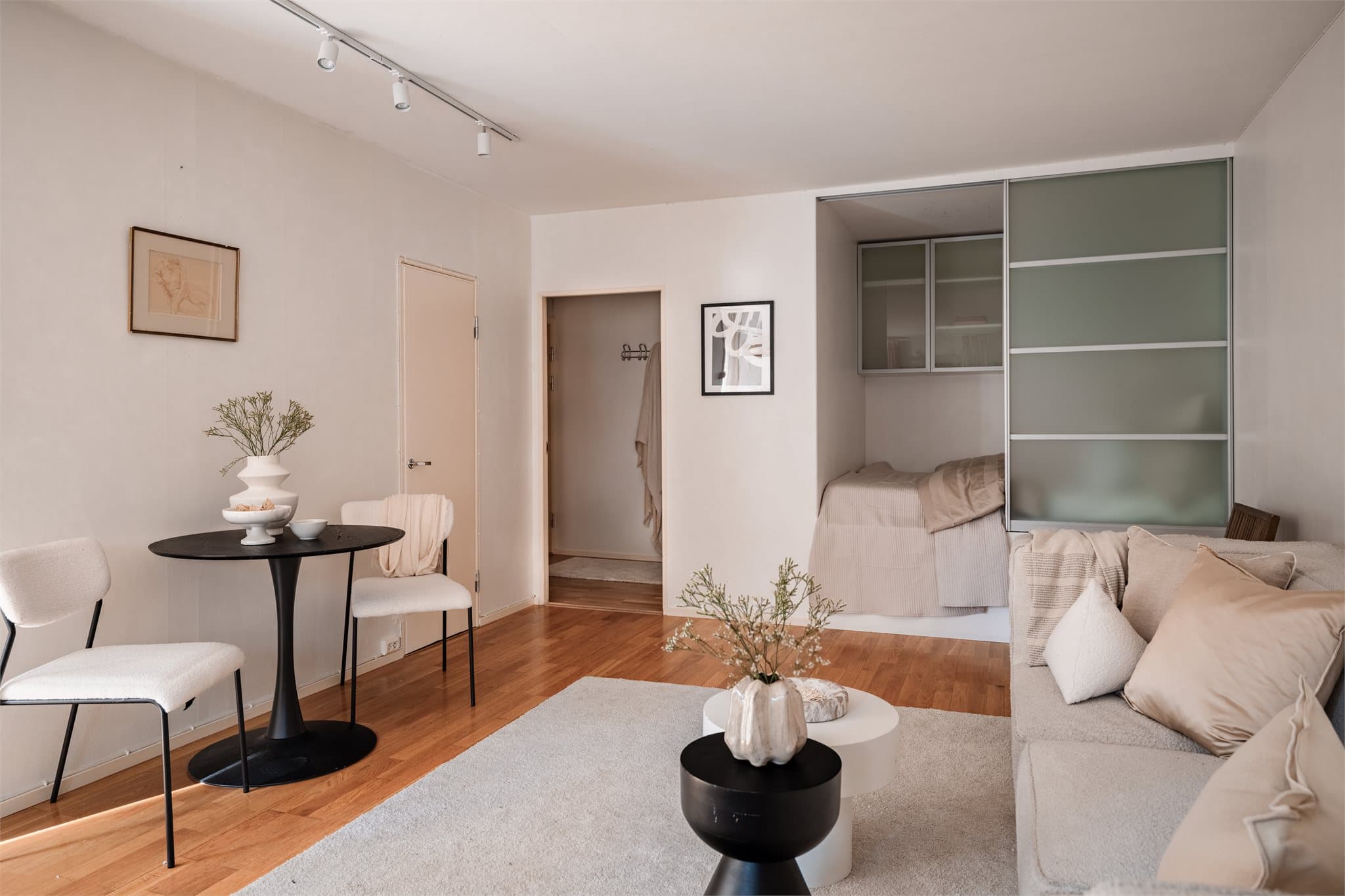 Den åpne løsningen gir fleksibilitet og en god flyt gjennom leilighetens sosiale soner.