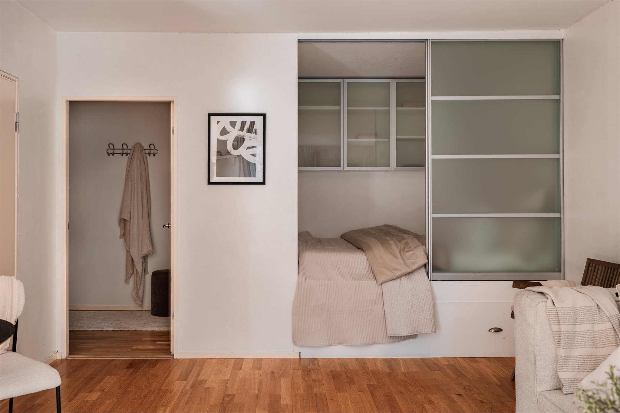 Sovealkoven er en arealeffektiv løsning som utnytter plassen optimalt og frigjør gulvareal i stuen.