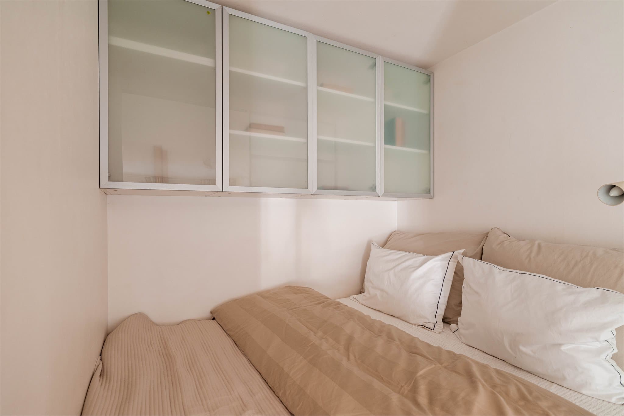 Praktiske overskap gir ekstra oppbevaringsplass i sovealkoven.