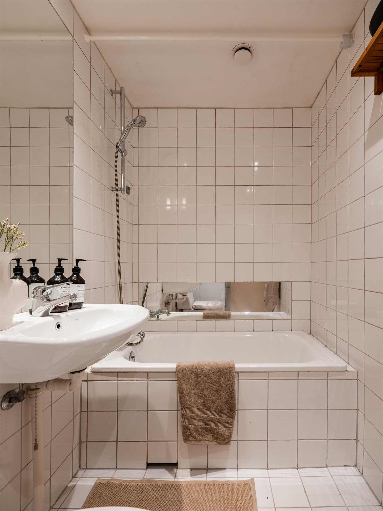 Badet nås via en liten gang og fremstår som funksjonelt utformet. Rommet har flislagte vegger og gulv, samt elektrisk gulvvarme som gir god komfort.