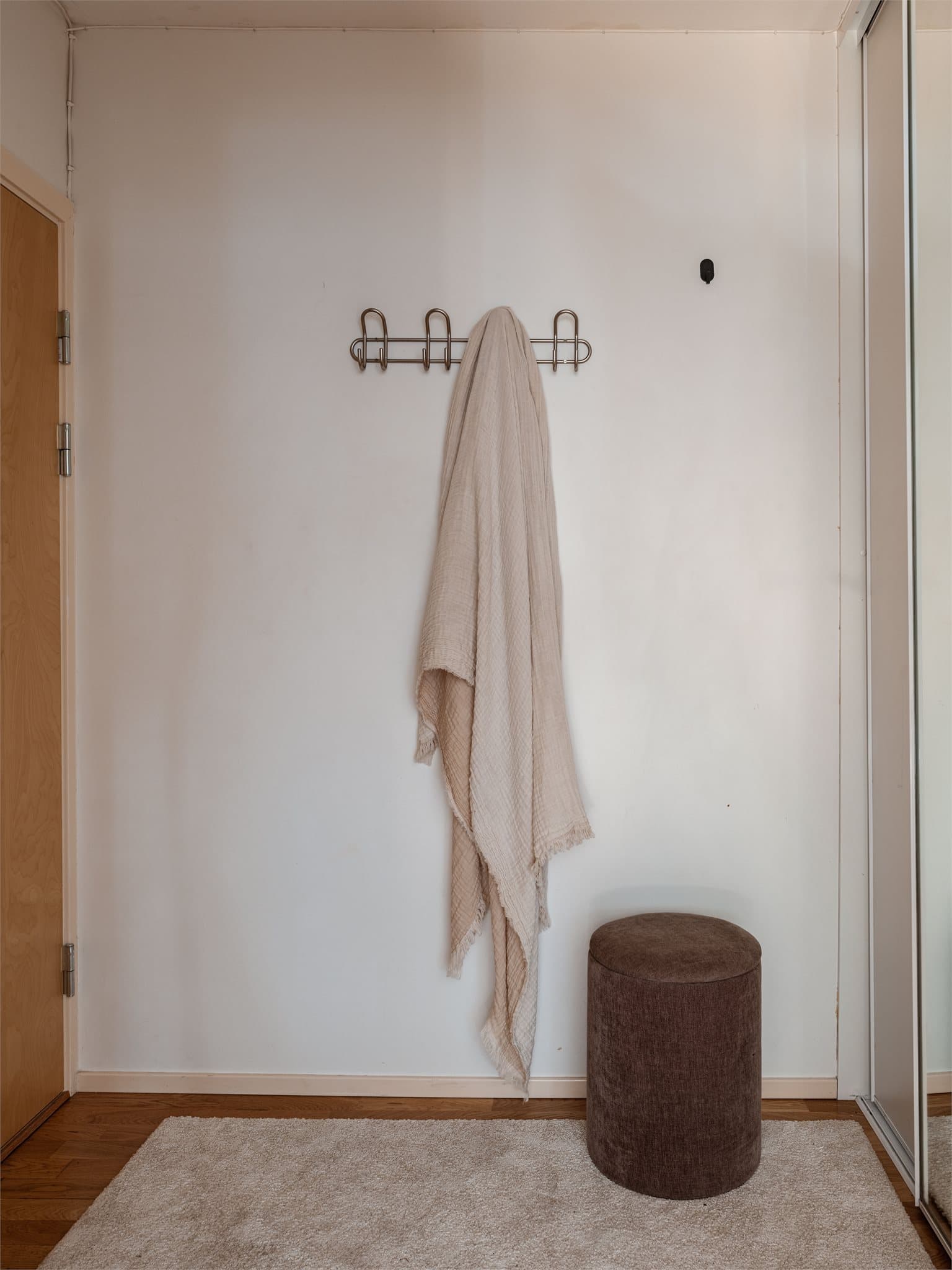 Entréen gir et godt første inntrykk og har plass til å henge fra seg yttertøy.