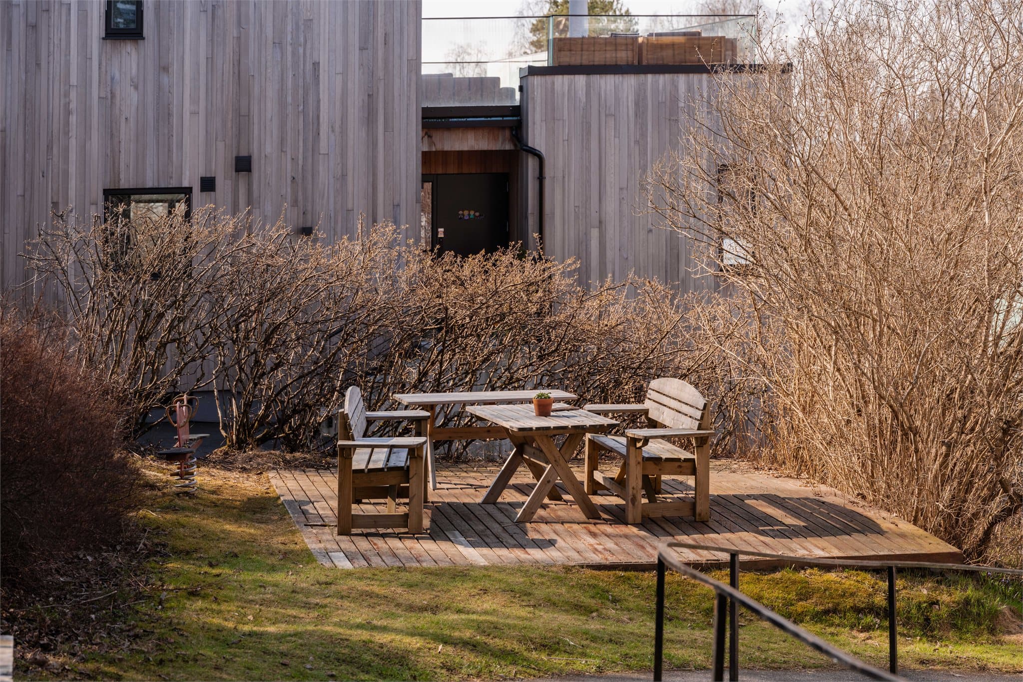 Flere hyggelige sittegrupper er tilgjengelig for beboerne på fellesområdene.