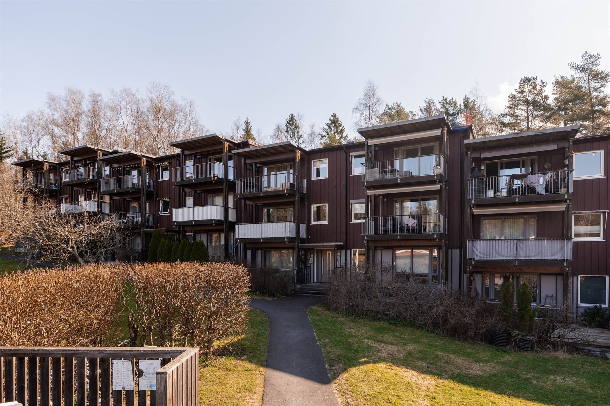 Her bor du i et eldorado for friluftsinteresserte. Om vinteren kan du spenne på deg skiene kun ca. 100 meter fra boligen og gå rett inn i preparerte løyper.