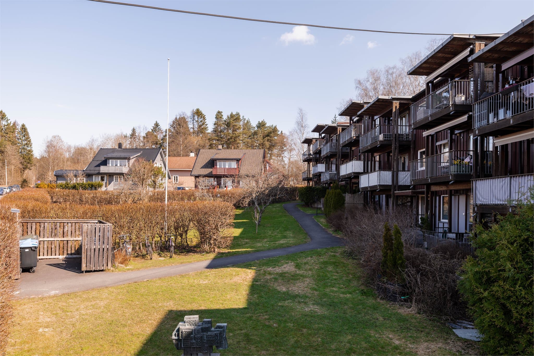 Fra området går det idylliske turveier over jordene mot Sognsvann, et populært utfartssted med bademuligheter og grillplasser.