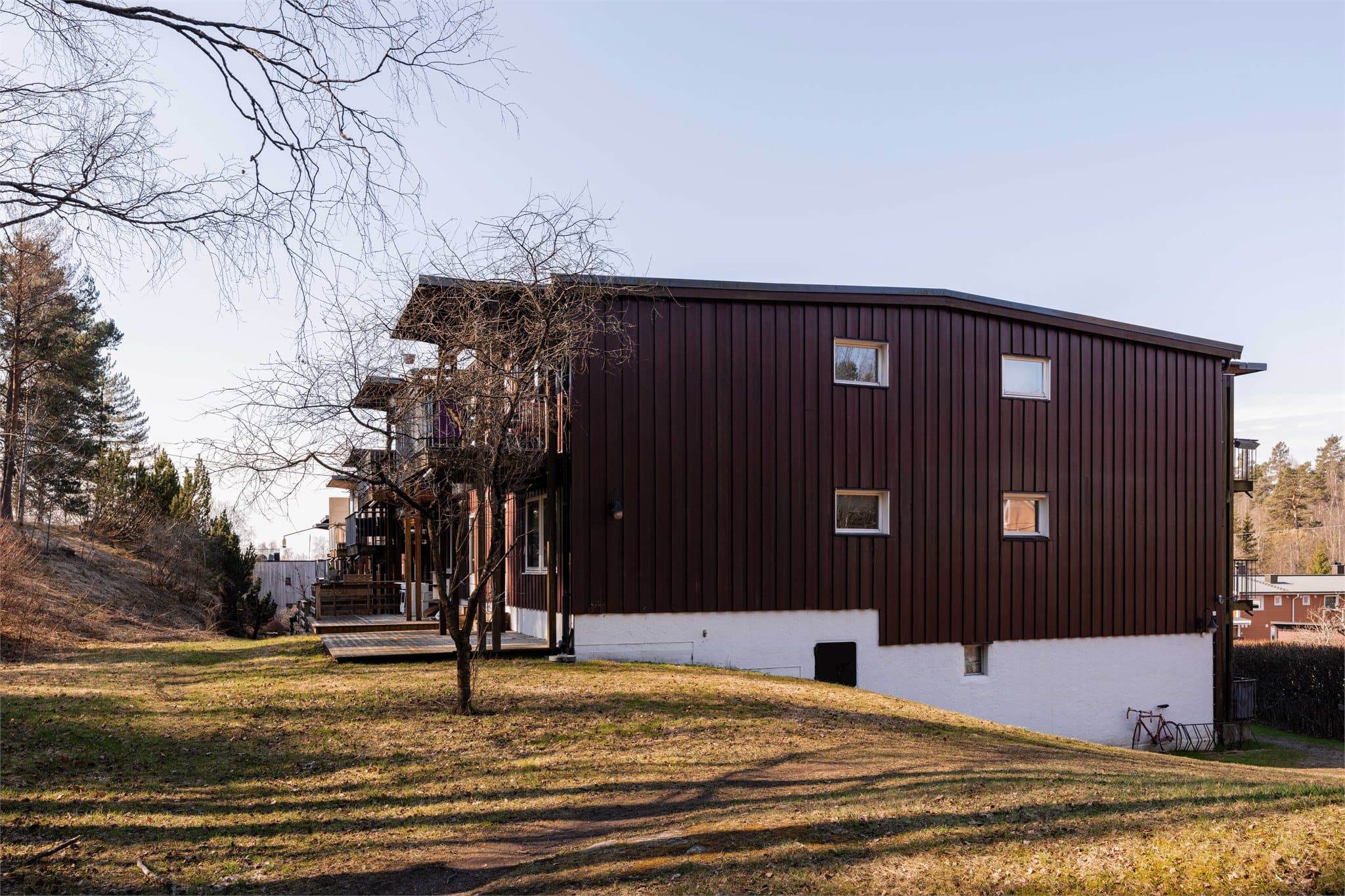 Det er kort gangavstand til buss, trikk og T-bane ved Rikshospitalet, som gir effektiv adkomst til resten av Oslo.
