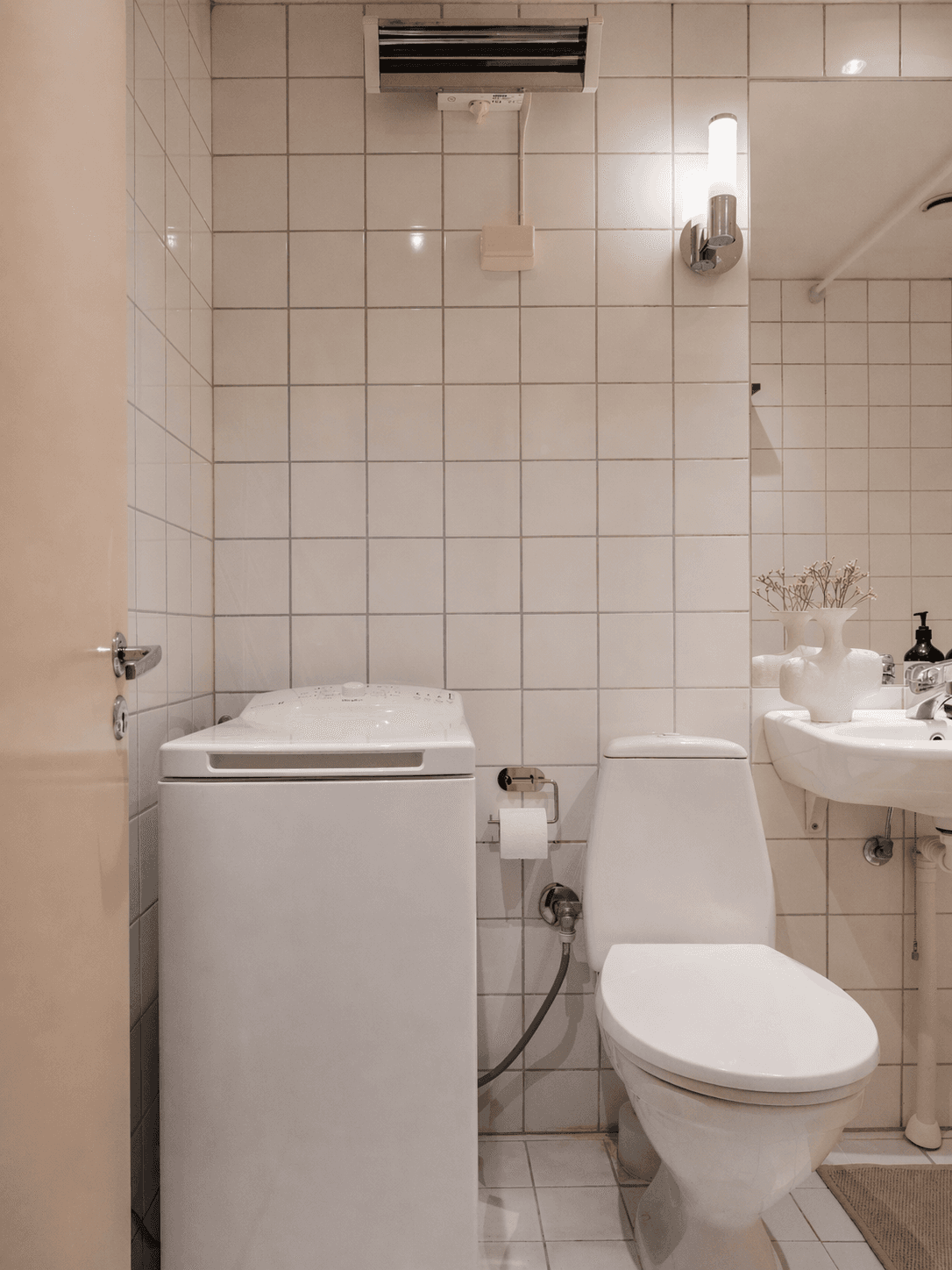 Innredningen består av servant, toalett og badekar med flislagt front, som gir en praktisk dusjløsning. Det er i tillegg opplegg for vaskemaskin, noe som gir økt brukervennlighet i hverdagen.