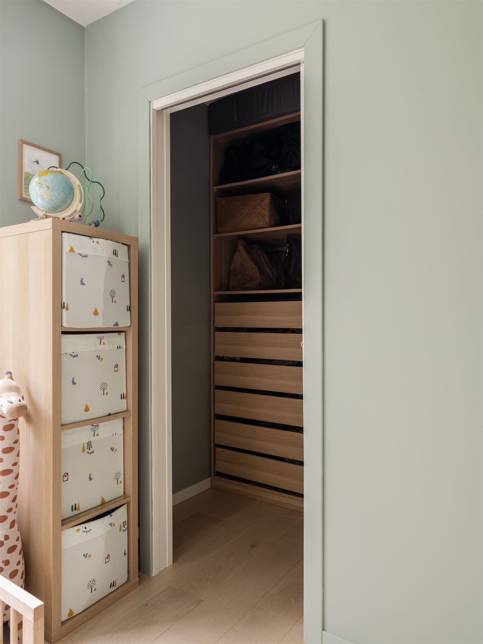 Bak skyvedøren finner vi en praktisk garderobe med mye lagringsplass.