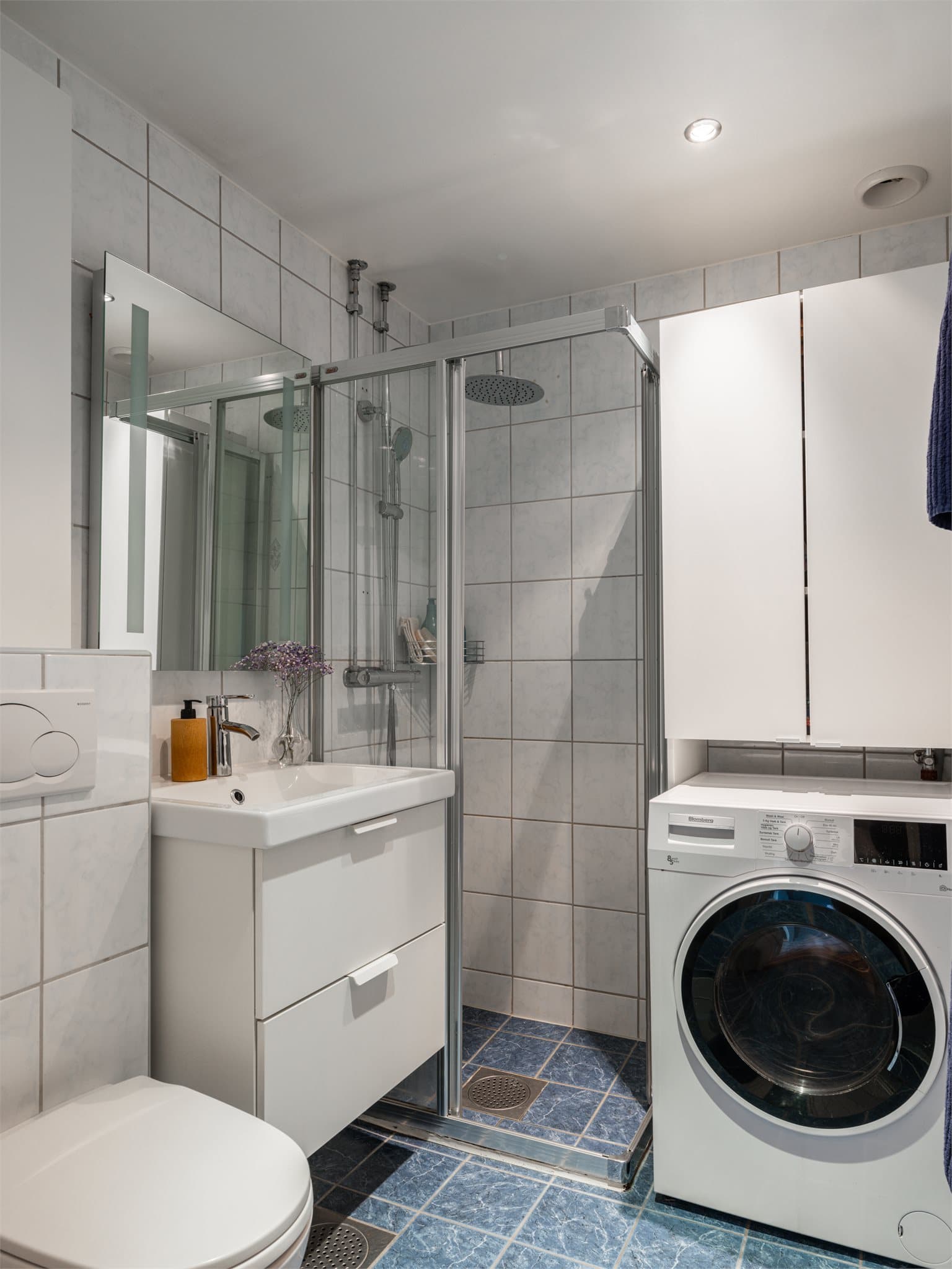 Badet ble modernisert i borettslagets regi i perioden 2002-2003 og har flislagte overflater med elektriske varmekabler i gulv.