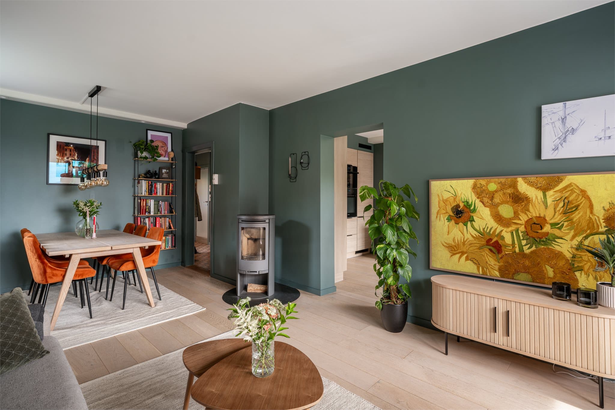 I den andre enden av stuen er det god plass til en romslig spiseplass for hele familien.