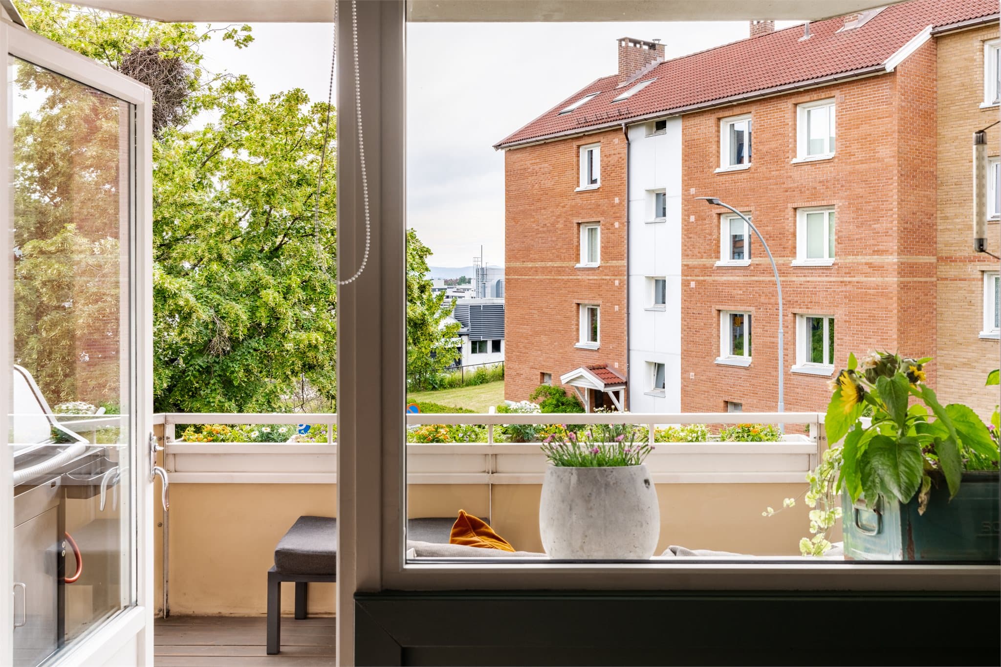 De store vindusflatene gir stuen et lyst og innbydende preg.