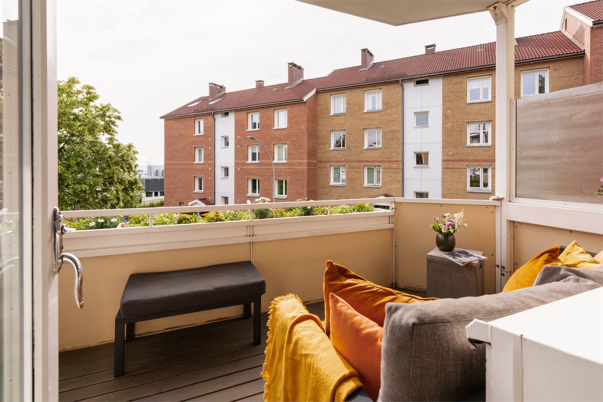 Balkongen vender mot sydvest og er ca. 7,3 m².
