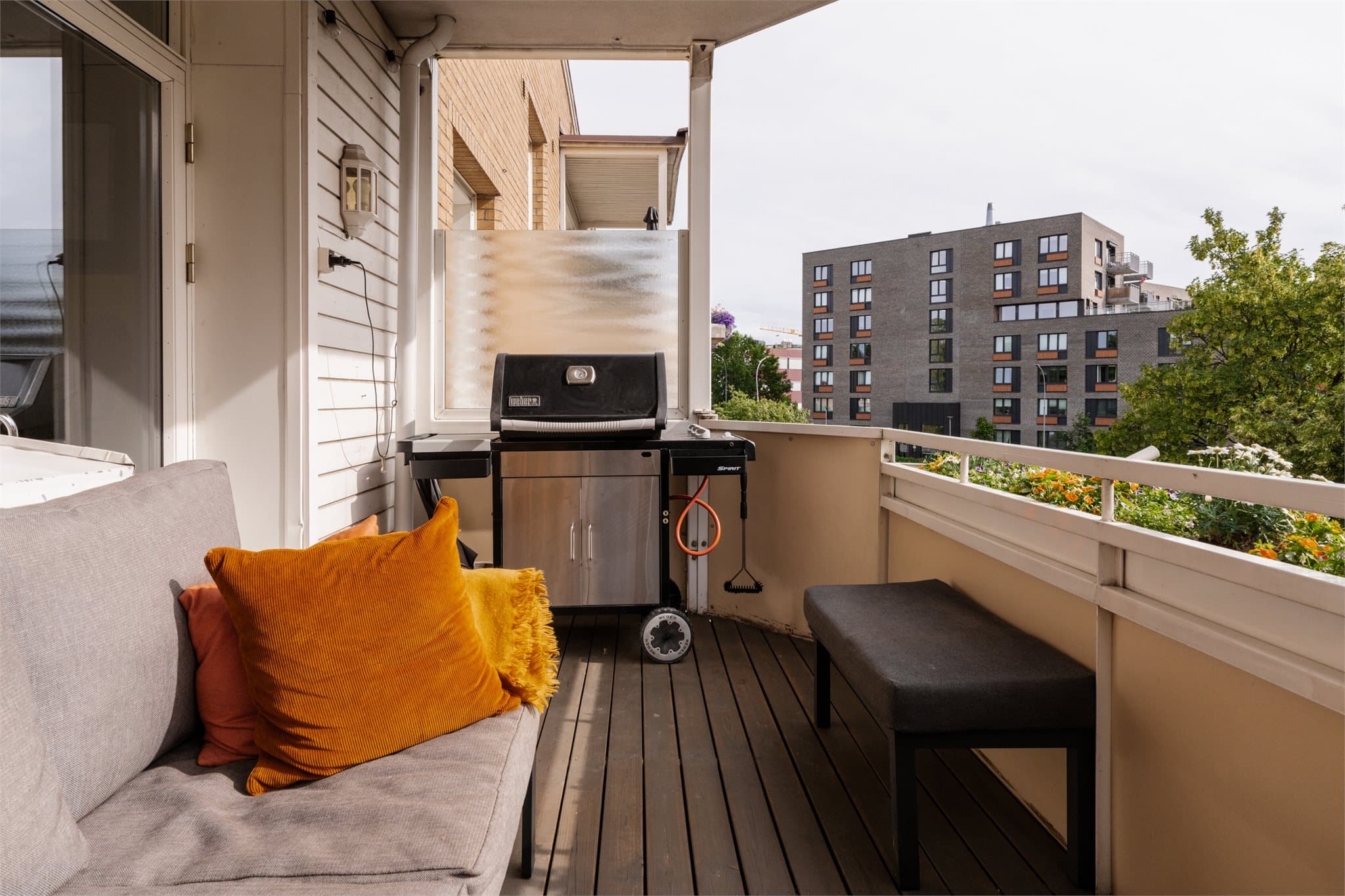 Her ligger alt til rette for lange sommerkvelder med grill og hyggelig samvær.