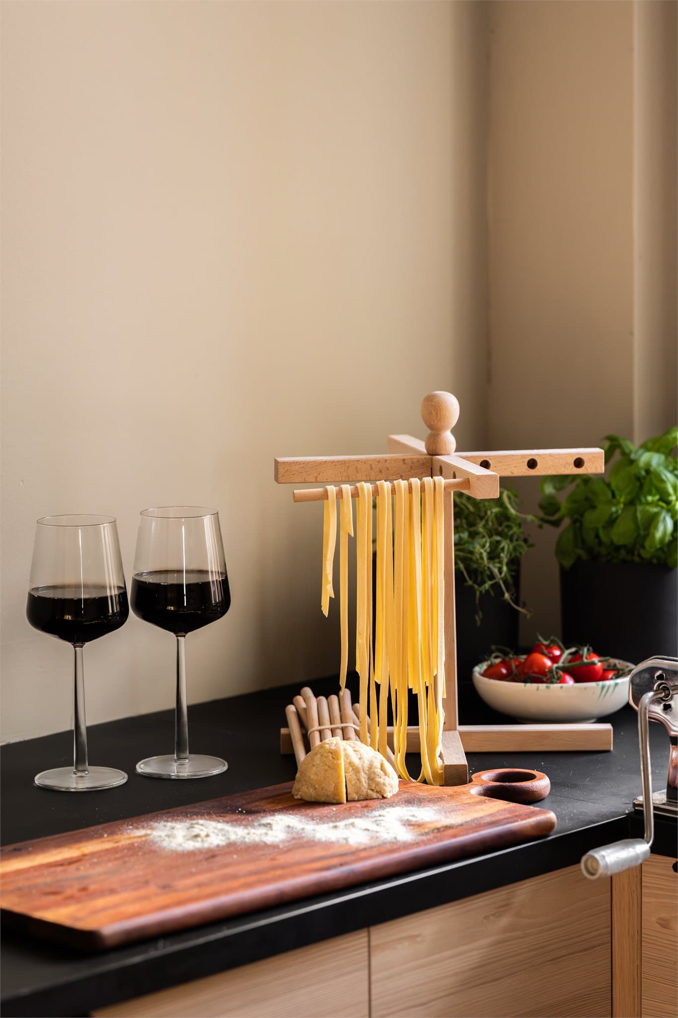 Kjøkkenet innbyr til hyggelig matlaging og sosiale kvelder med pasta på menyen og noe godt i glasset.
