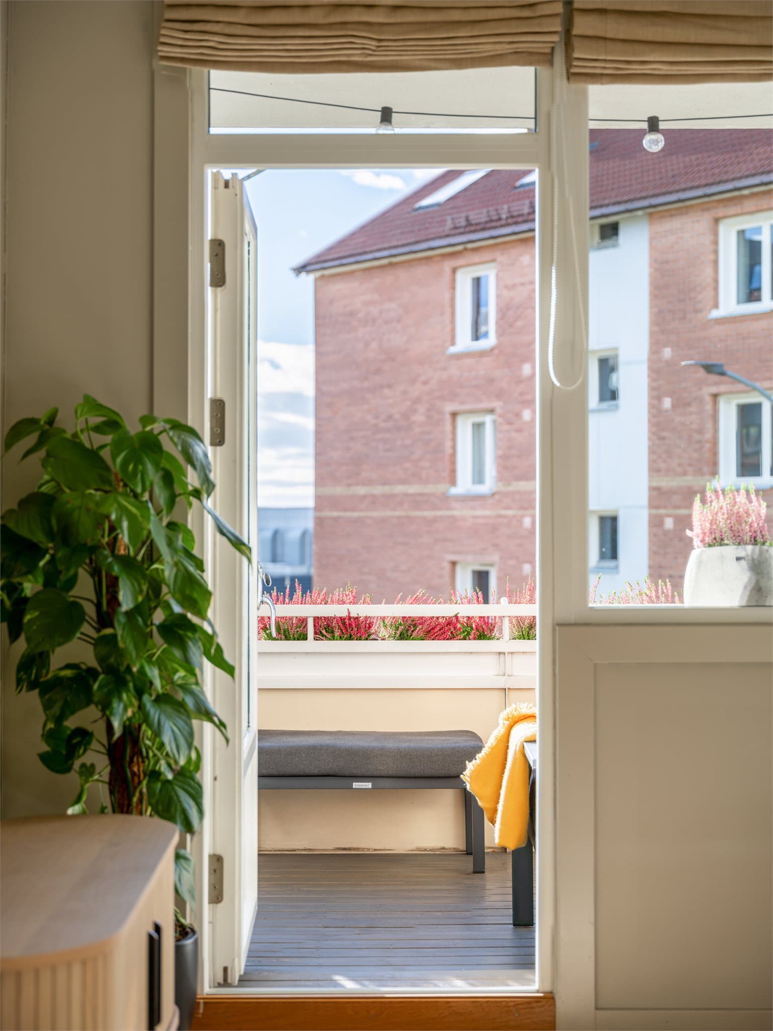 Fra stuen er det utgang til en herlig balkong som blir en forlengelse av oppholdsrommet på de fineste dagene.