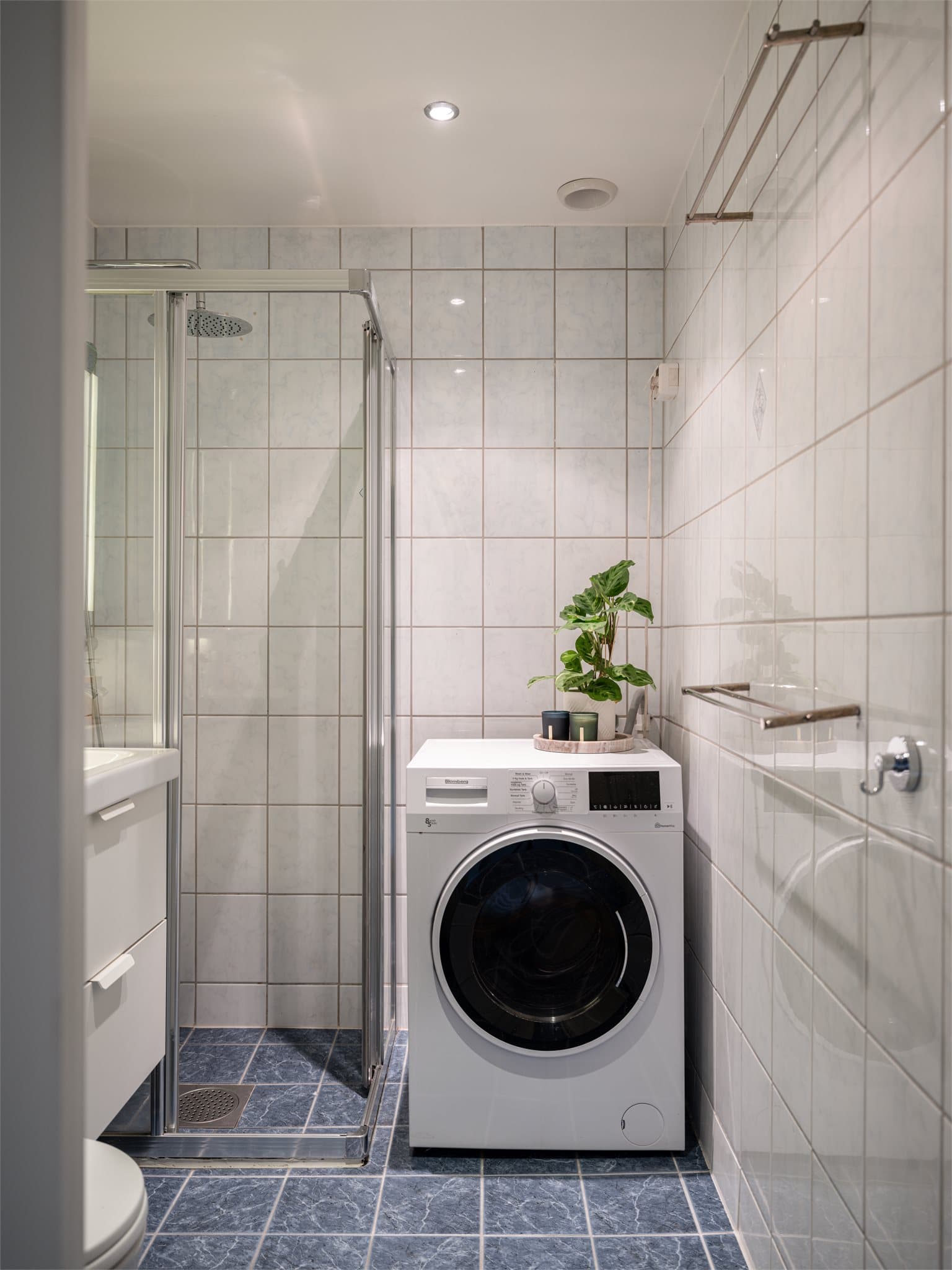 Badet har opplegg for vaskemaskin og flere muligheter for oppheng på veggen.