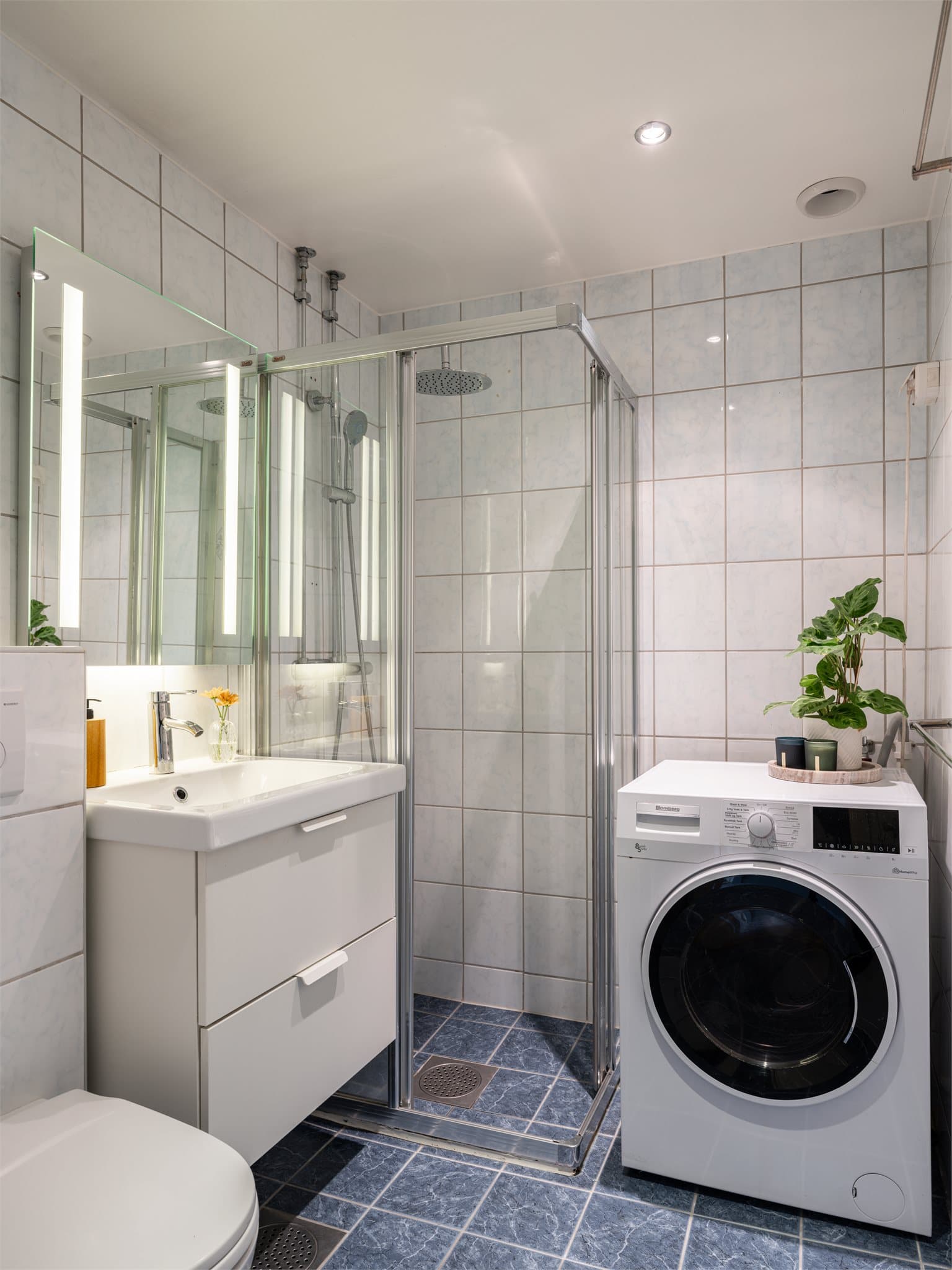 Badet ble modernisert i borettslagets regi i perioden 2002-2003 og har flislagte overflater med elektriske varmekabler i gulv.