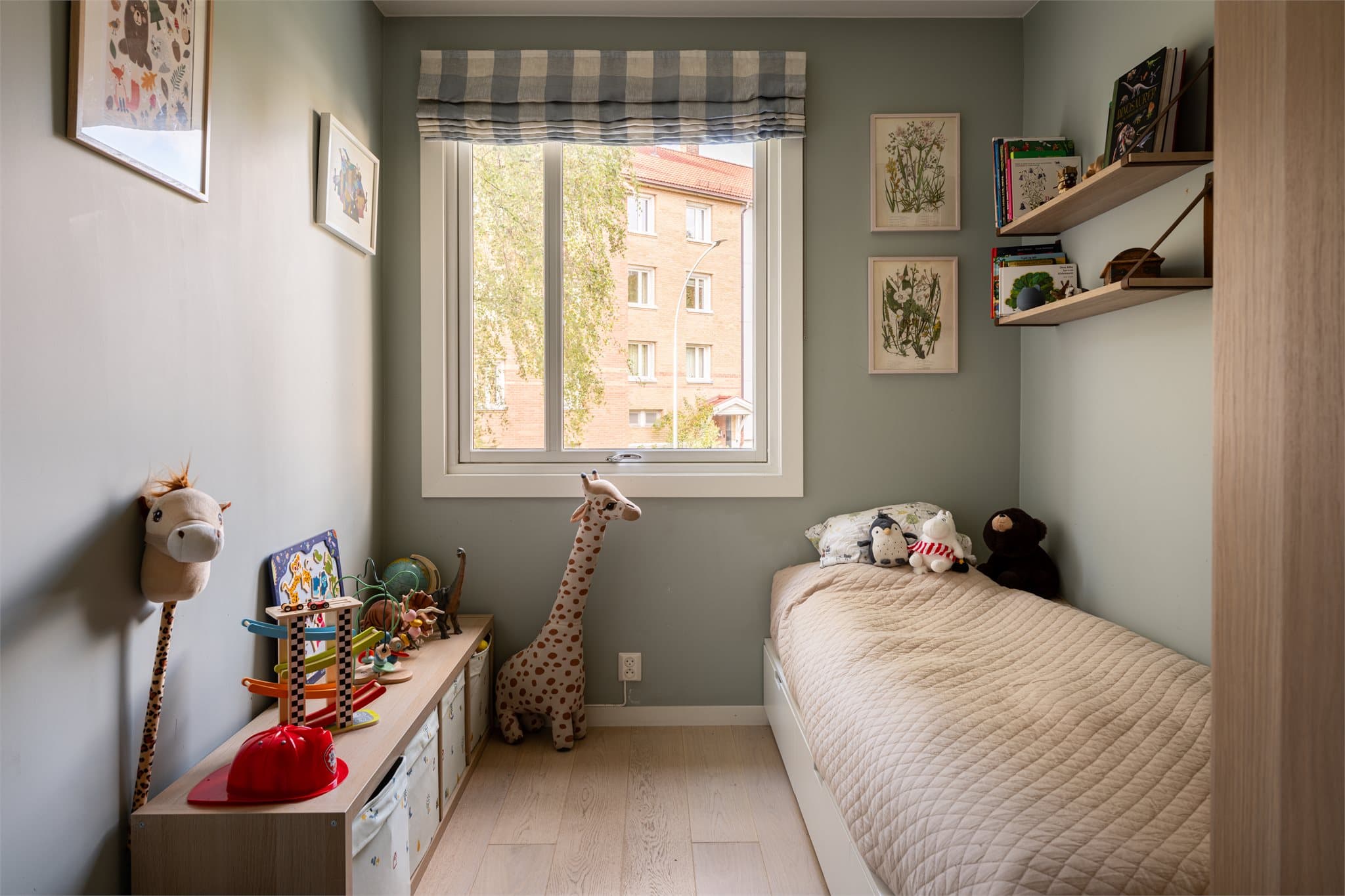 Lyst og trivelig barnerom med plass til alt den lille trenger.
