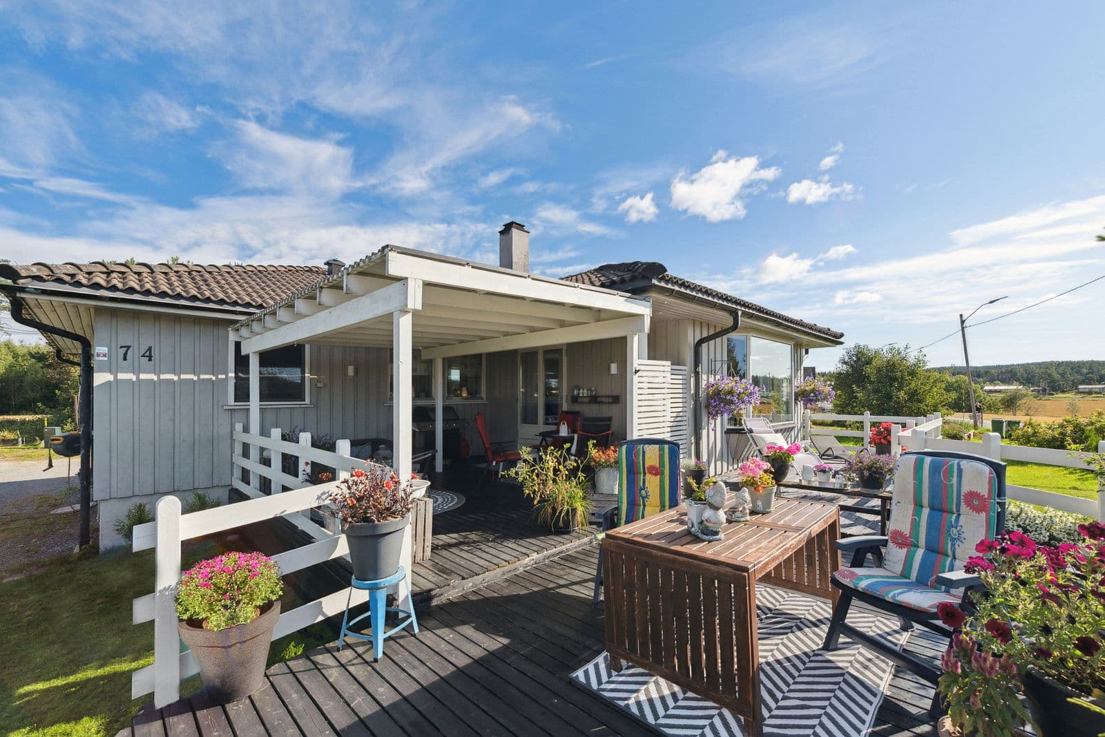 Fra stuen er det utgang til en stor og hyggelig terrasse på ca. 61,4 kvm, som er delvis overbygget.