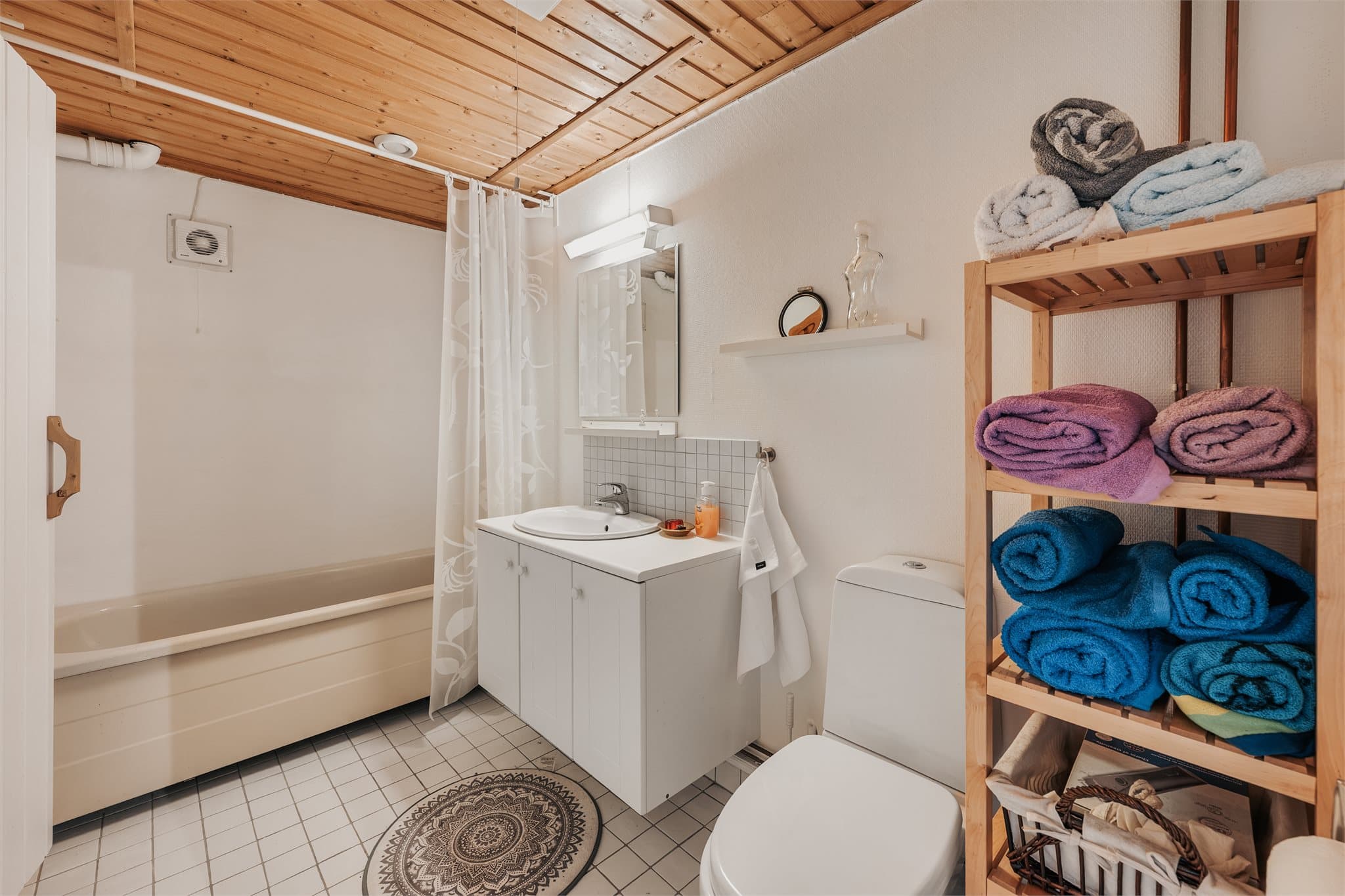 Eldre bad i kjelleretasjen som er innredet med baderomsinnredning, gulvstående toalett og badekar. Badet må påregnes oppussing for å oppnå dagens krav til standard.