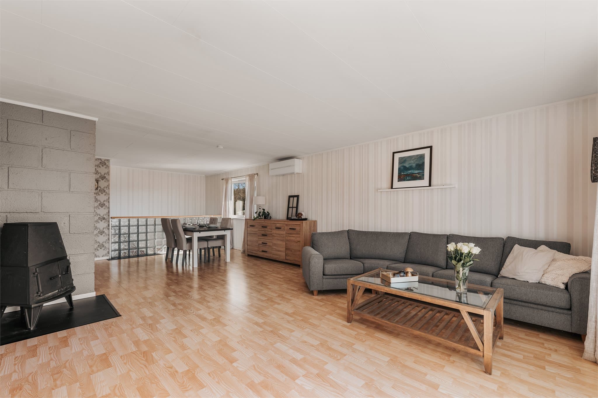 Peisovnen bidrar til ekstra hygge på kjølige dager. Det er også montert varmepumpe fra 2022.