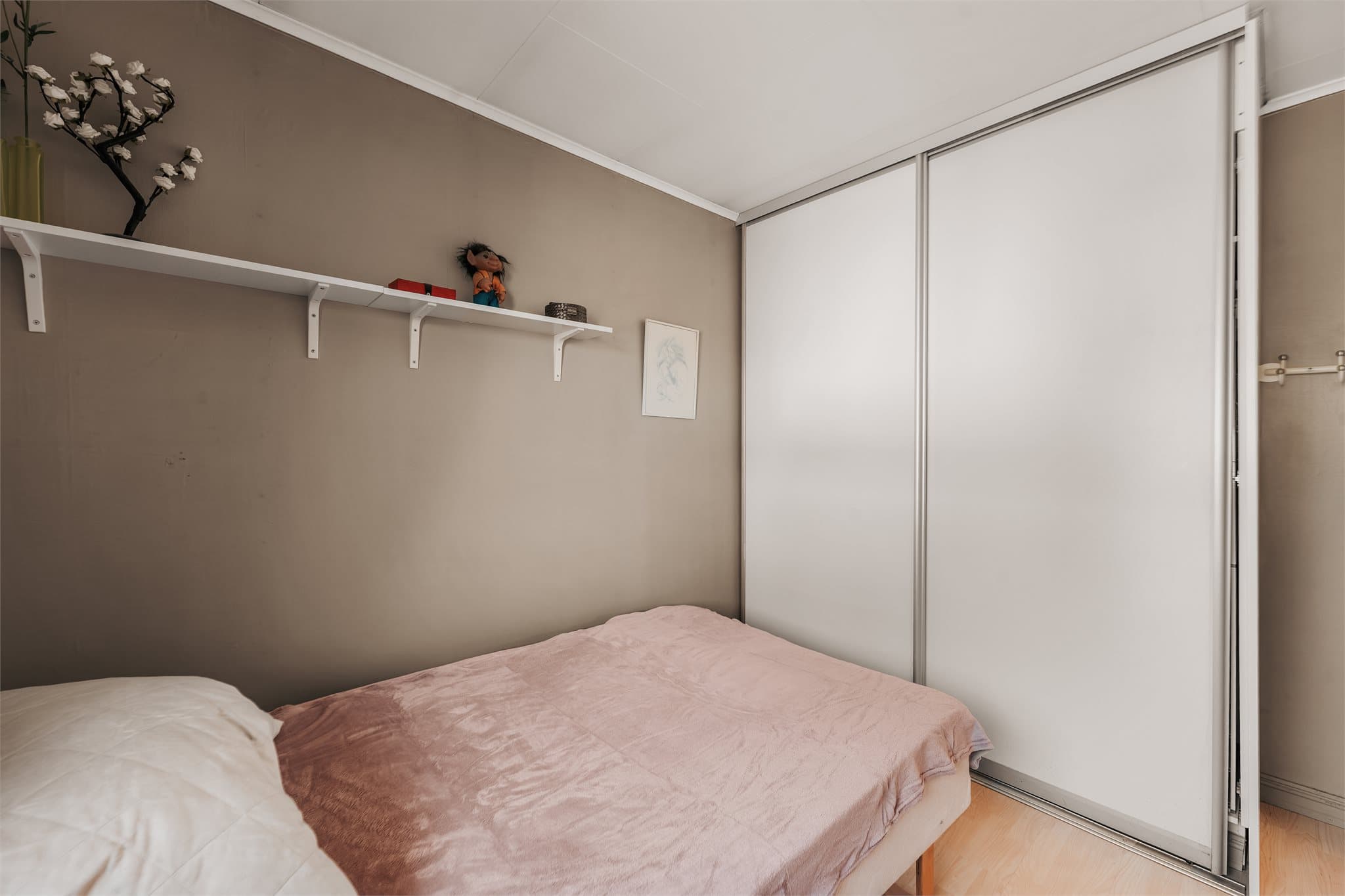 Det er montert skyvedørsgarderobe som tilbyr godt med lagringsplass.