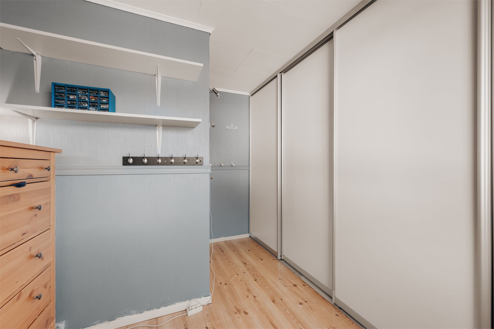 Rommet har skyvedørsgarderobe langs den ene veggen.