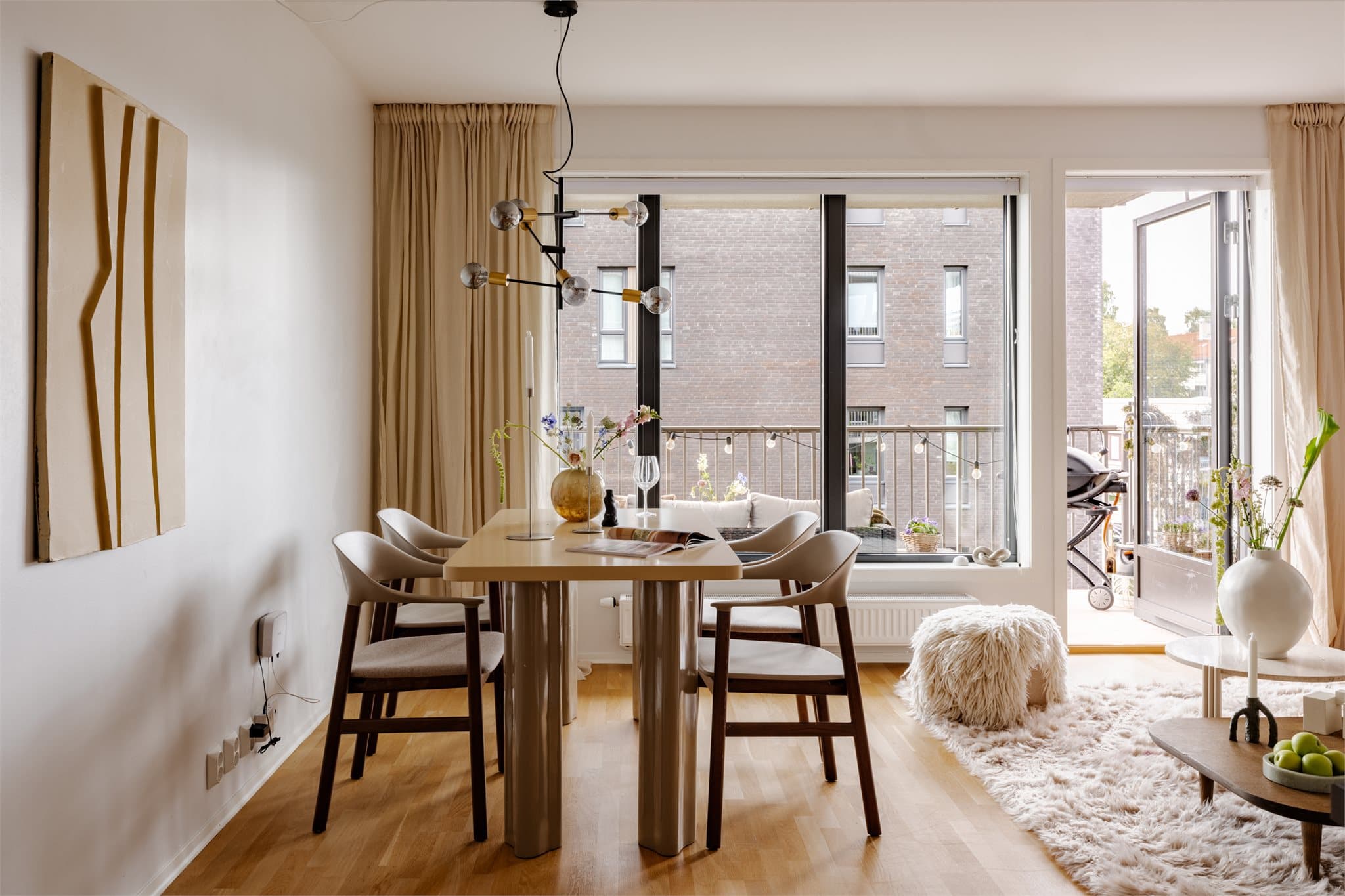 Her er det god plass til en spisegruppe med plass til gjester og familiemiddager.
