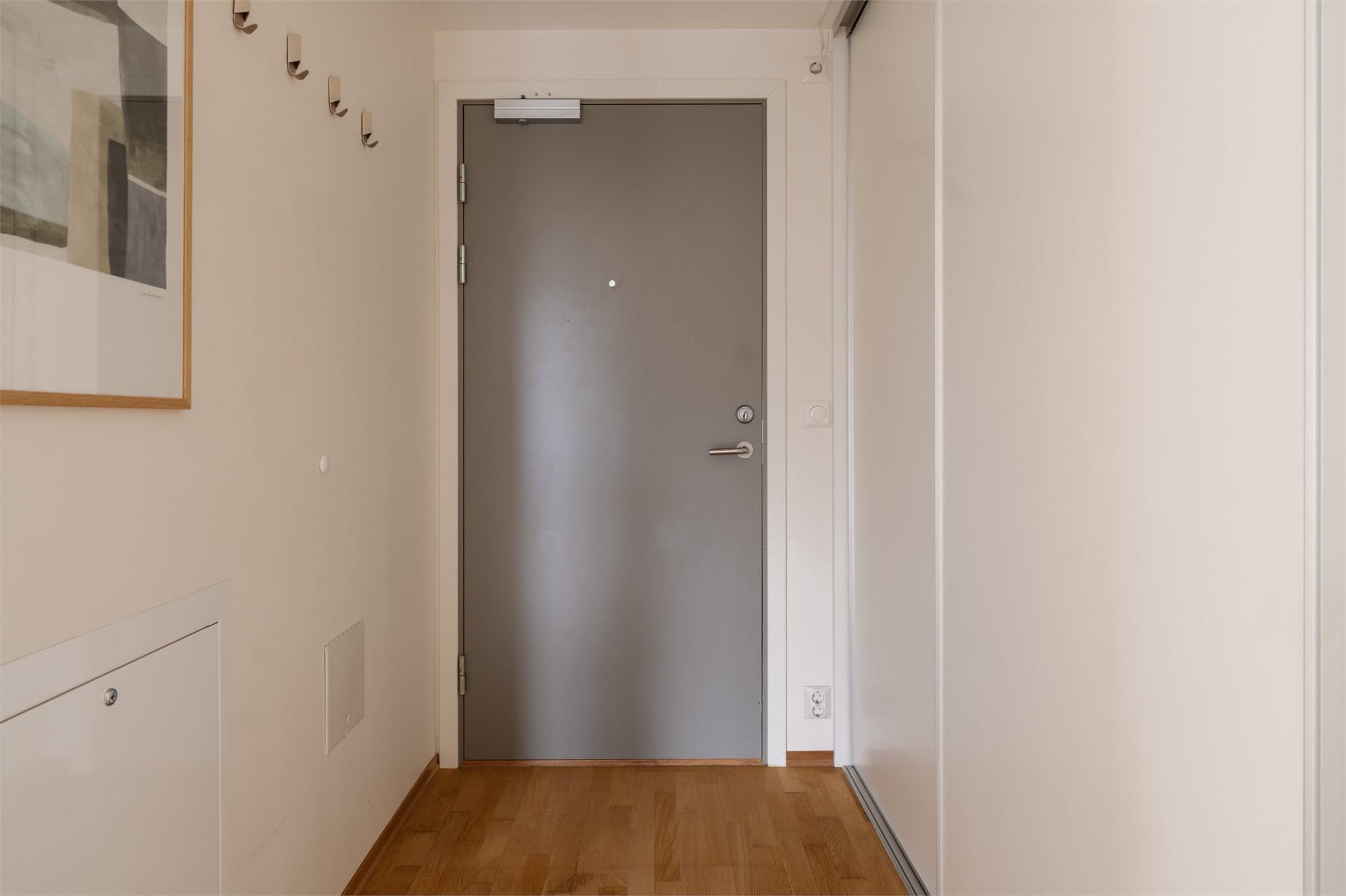 Skyvedørsgarderobe i entréen som gir god og praktisk oppbevaringsplass.