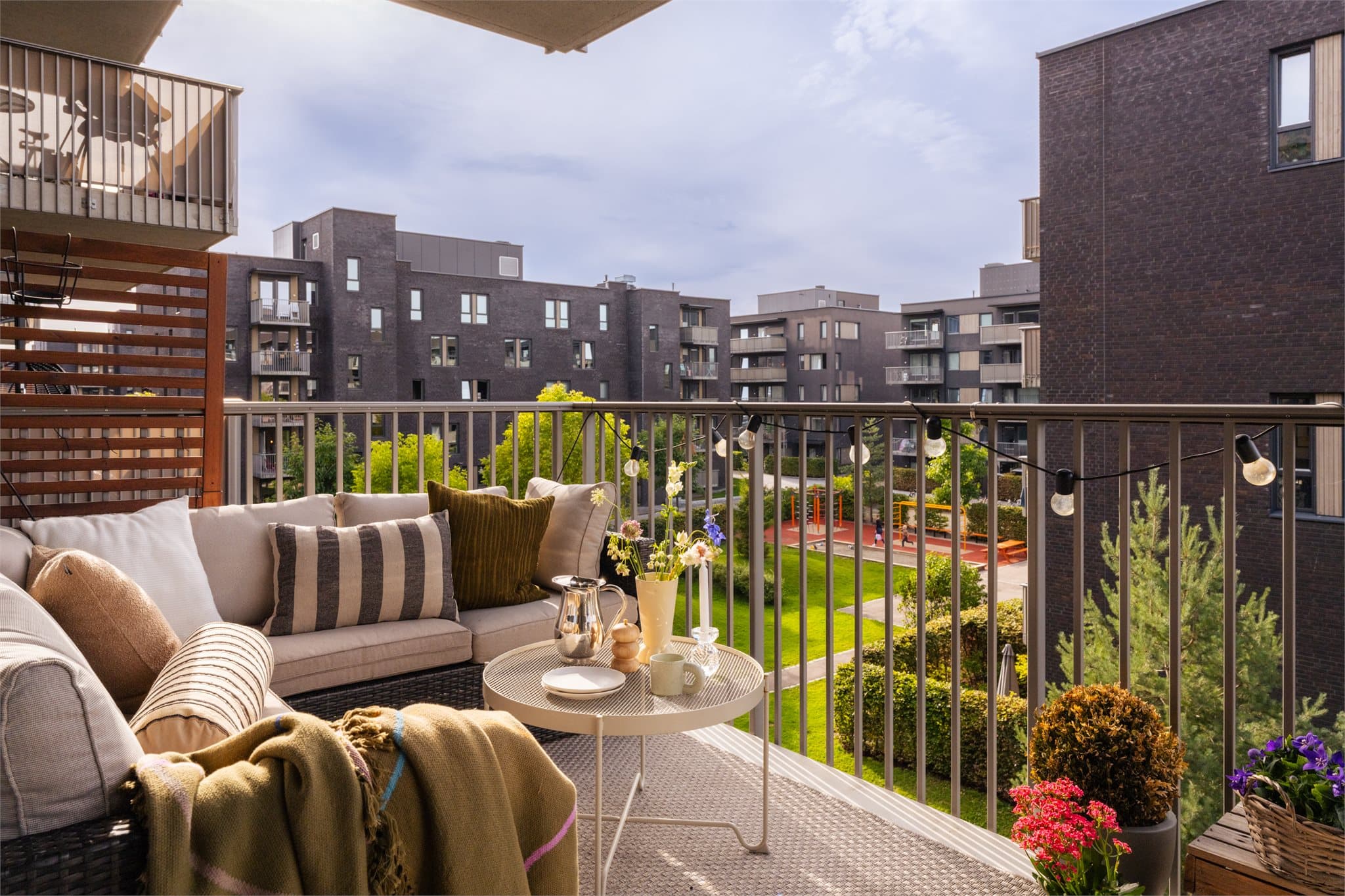 De fineste sommerdagene kan nytes på en romslig, nordvestvendt balkong på hele 9,5 m².