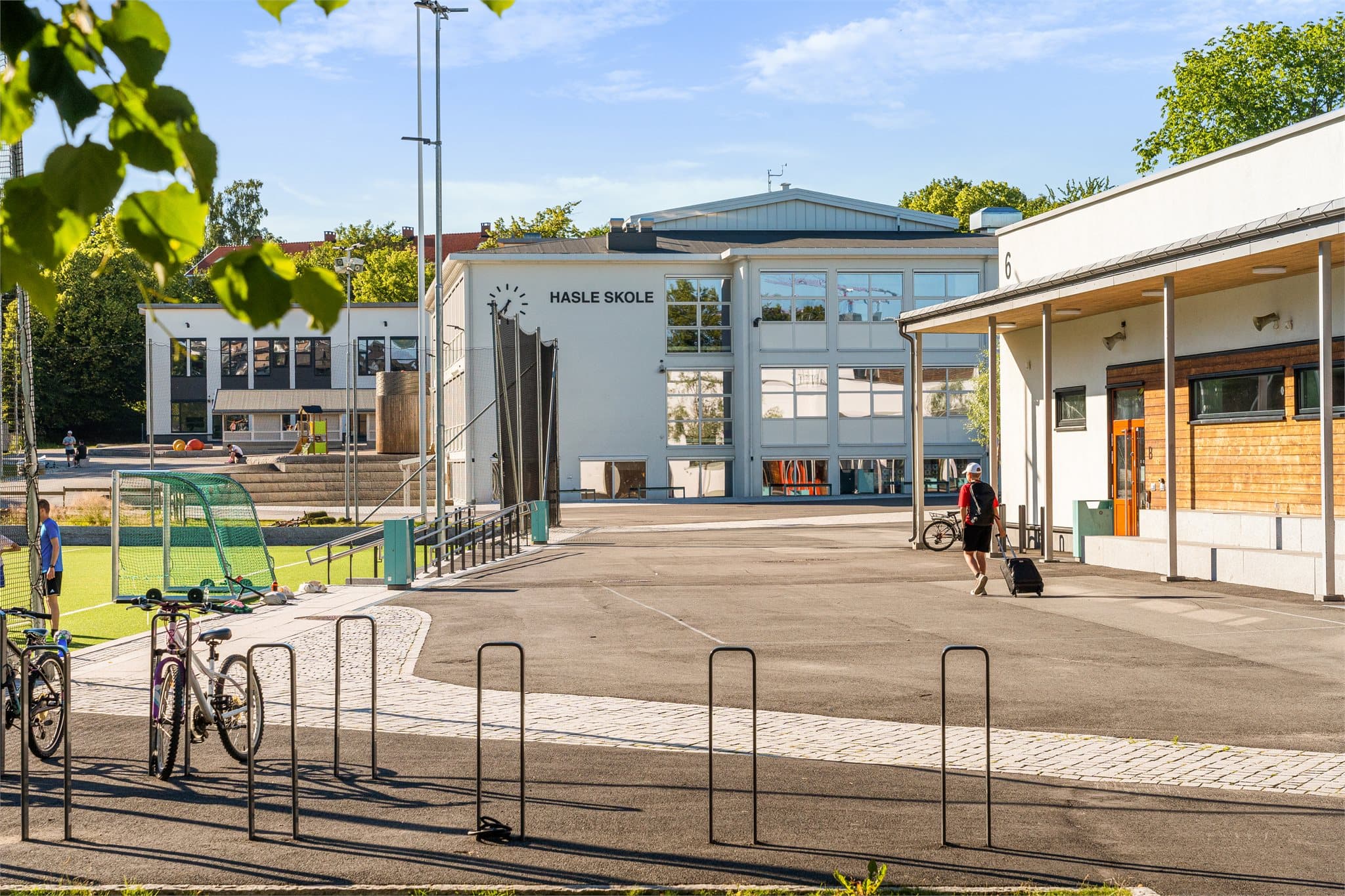 Leiligheten sokner til populære Hasle Skole som ligger rett over veien fra leiligheten. Trygg skolevei og svært lite kryssende biltrafikk.