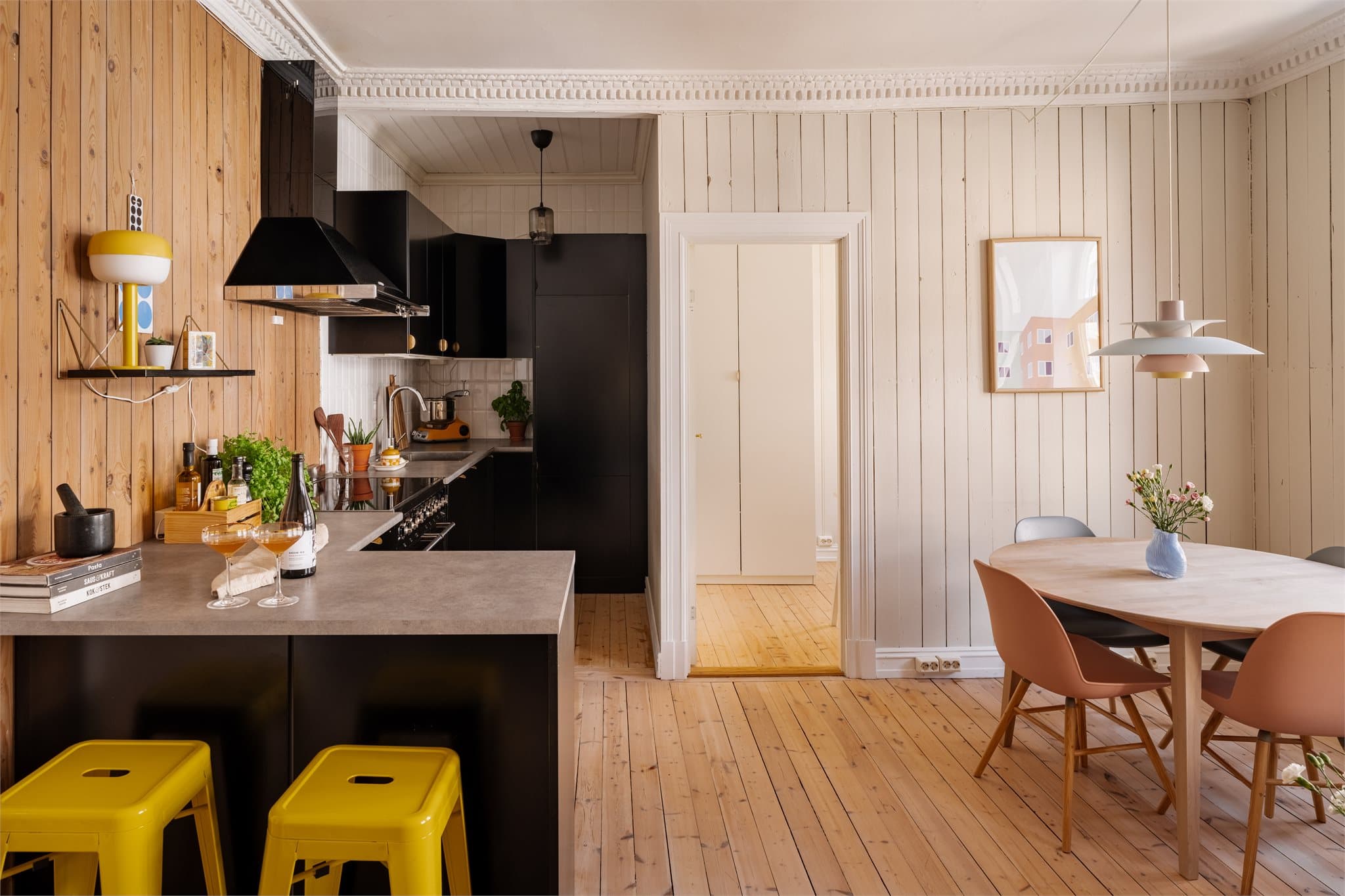 Innredningen er fra IKEA (ca. 2017) og har glatte, mørke fronter kombinert med laminatbenkeplate, som passer godt inn i stuens oppholdsrom.