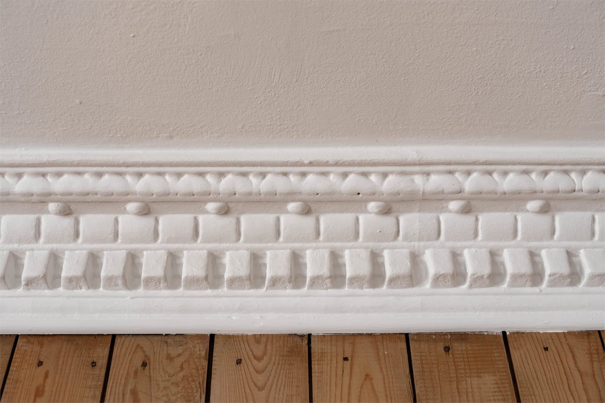Vakre, originale detaljer som stukkatur langs taket.